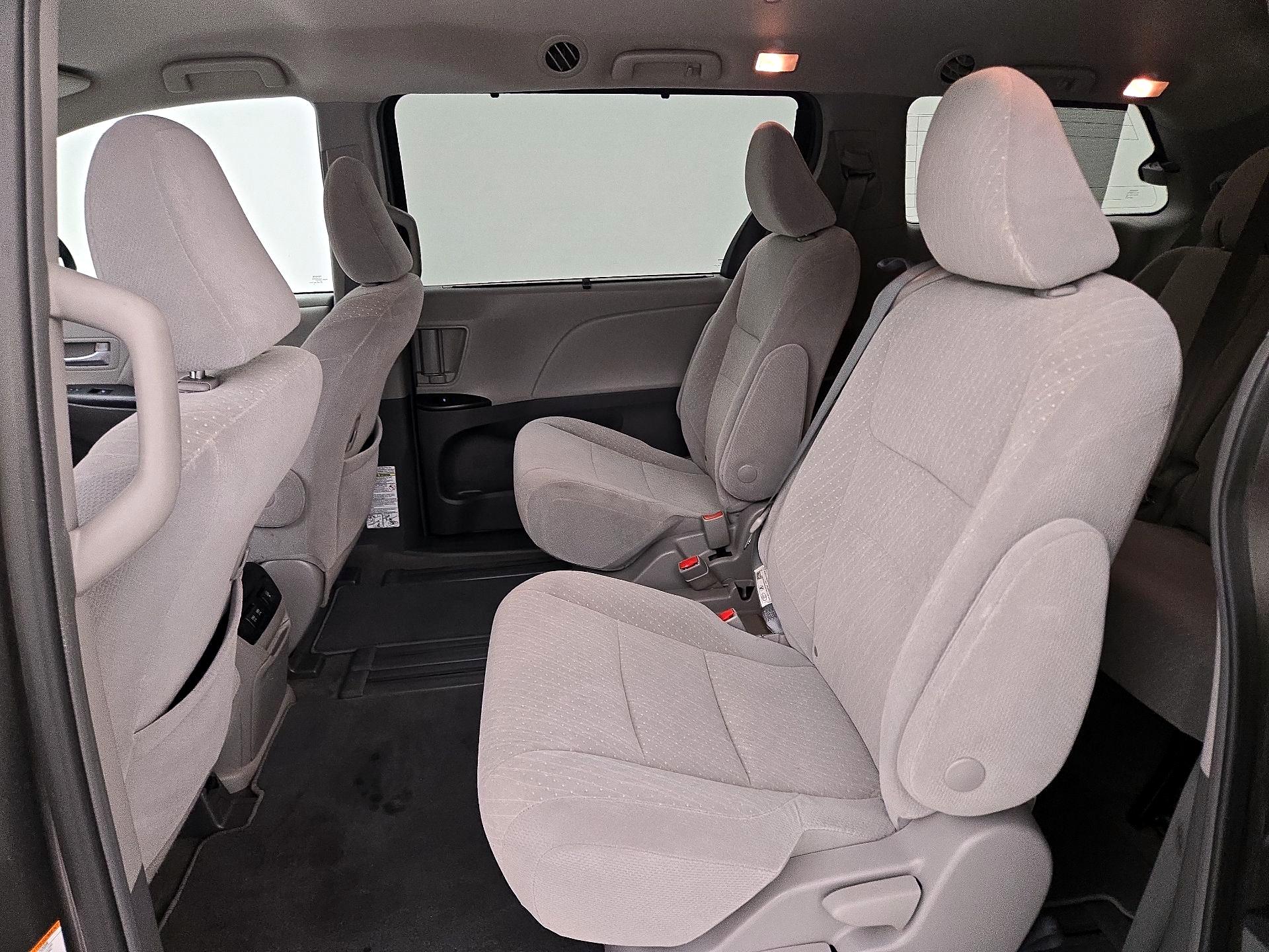 Thumbnail: 2019 Toyota Sienna - 19