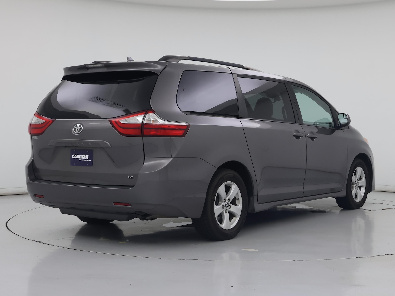 2019 Toyota Sienna LE - Photo 9
