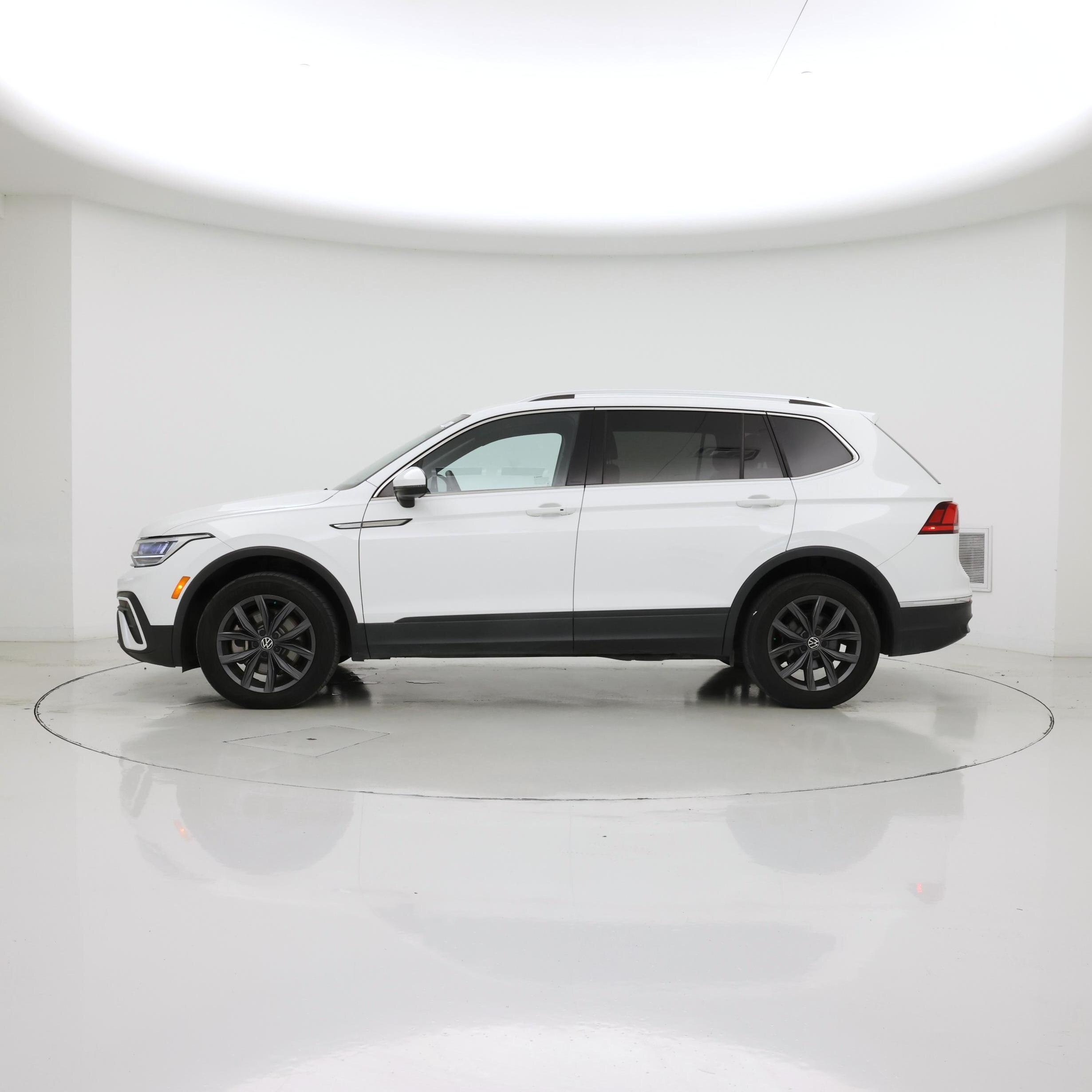 Thumbnail: 2022 Volkswagen Tiguan - 3