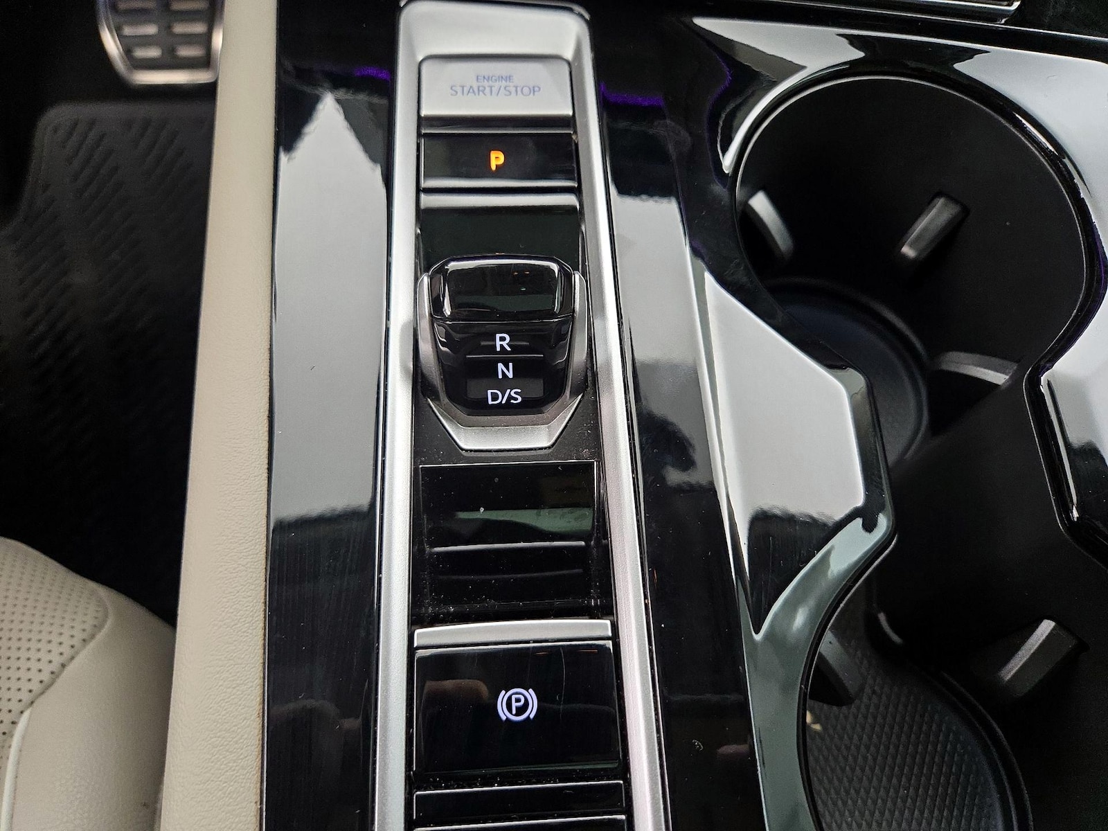2025 Volkswagen Atlas SEL Premium R-Line - Photo 17