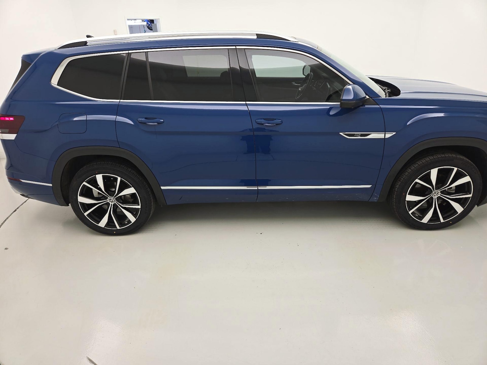 2025 Volkswagen Atlas SEL Premium R-Line - Photo 4