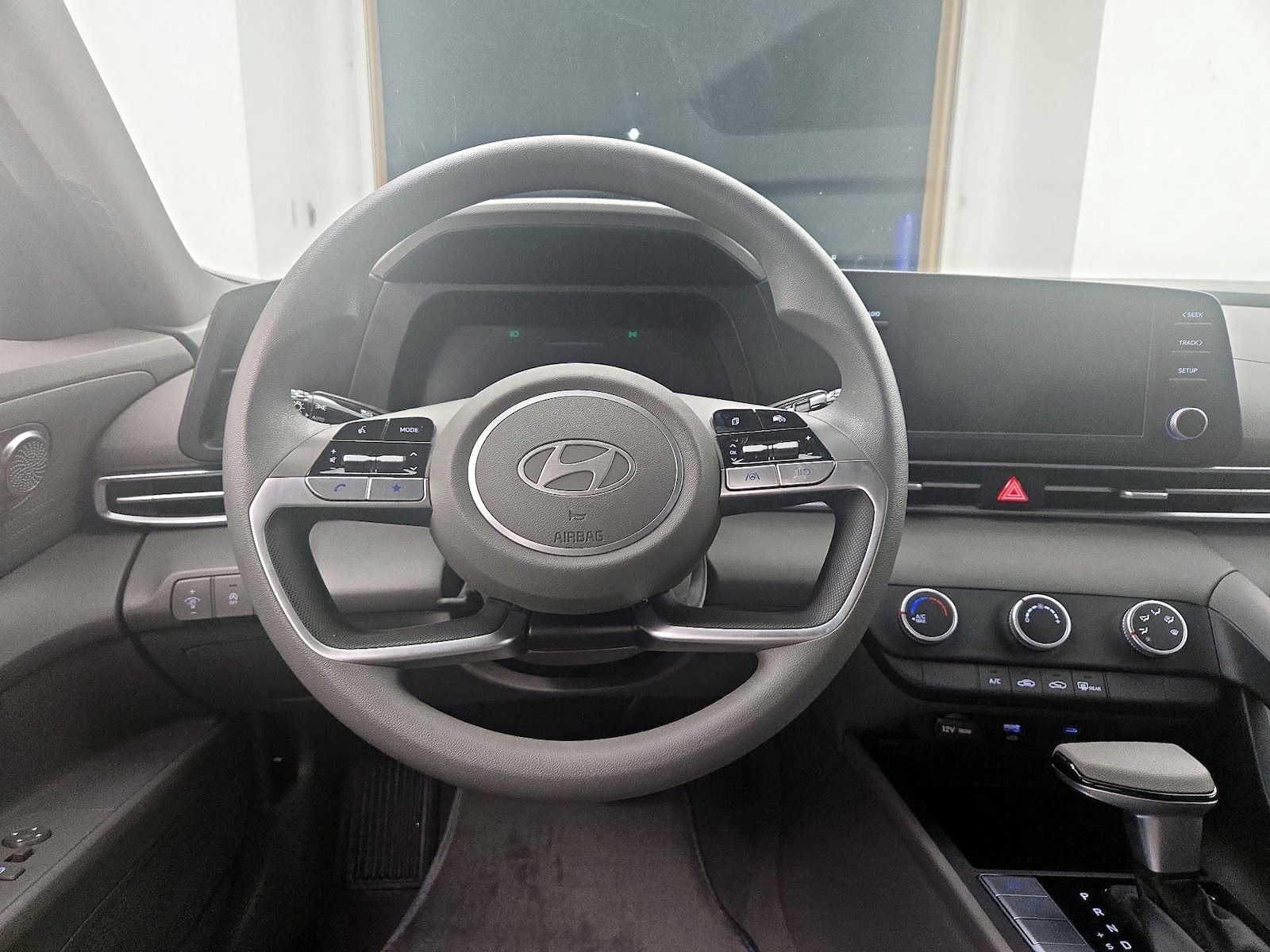 2024 Hyundai Elantra SE - Photo 11