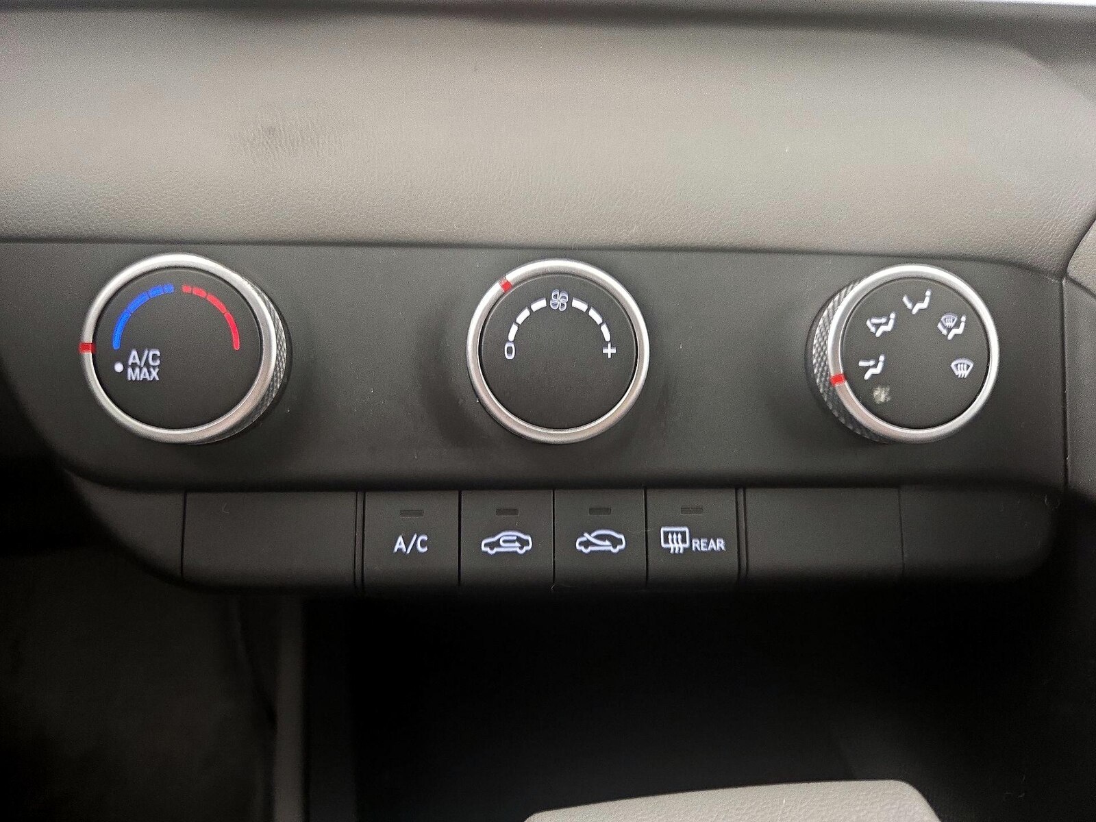 2024 Hyundai Elantra SE - Photo 17
