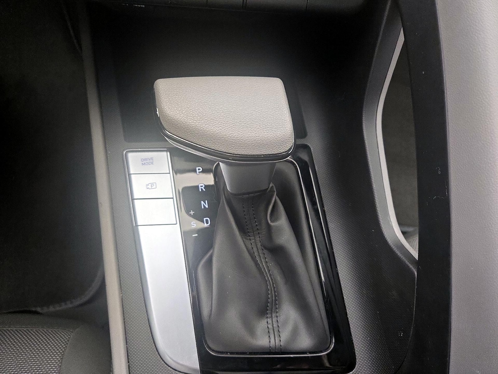 2024 Hyundai Elantra SE - Photo 18
