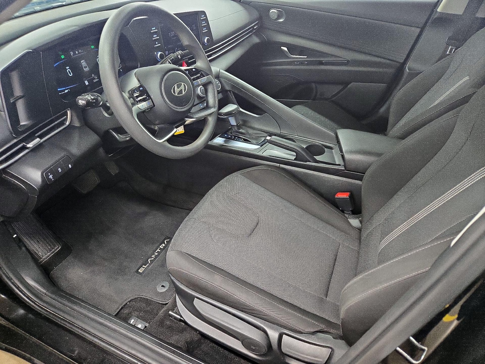 2025 Hyundai Elantra SE - Photo 12