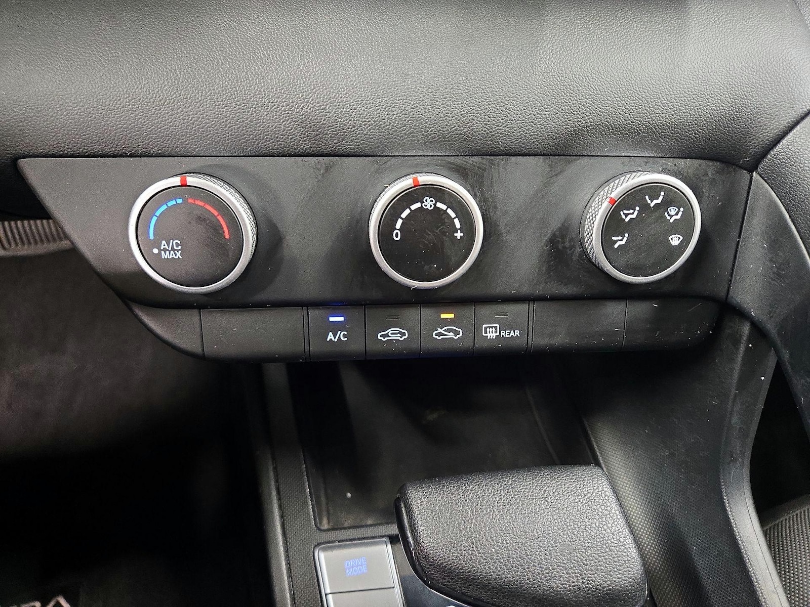 2025 Hyundai Elantra SE - Photo 17