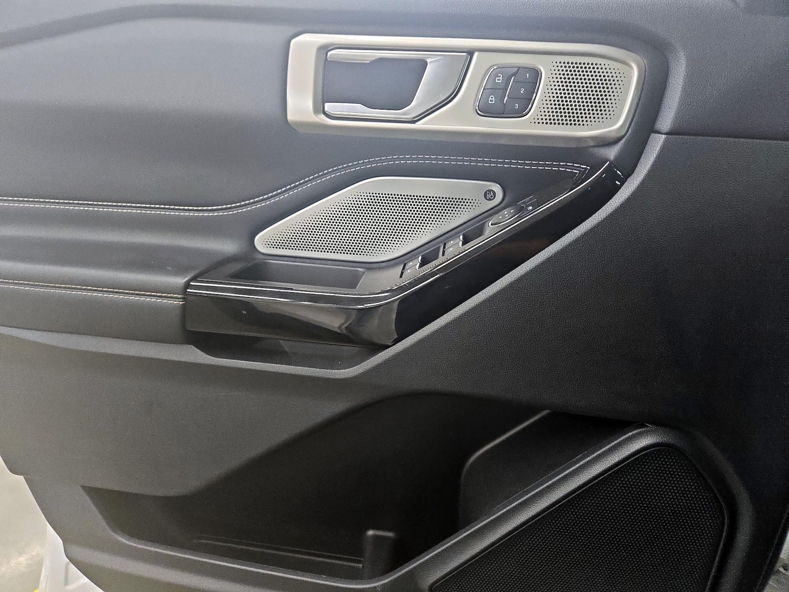 2022 Ford Explorer ST - Photo 13