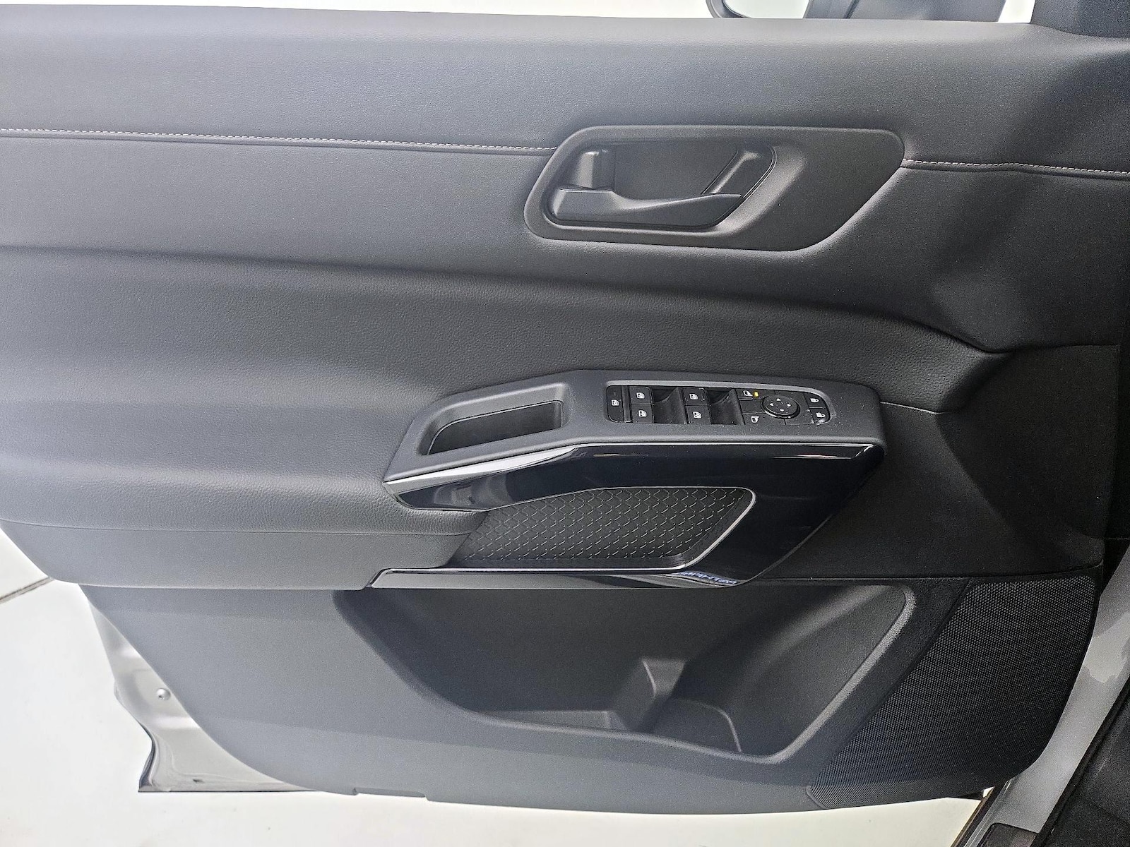 2024 Nissan Pathfinder SV - Photo 13