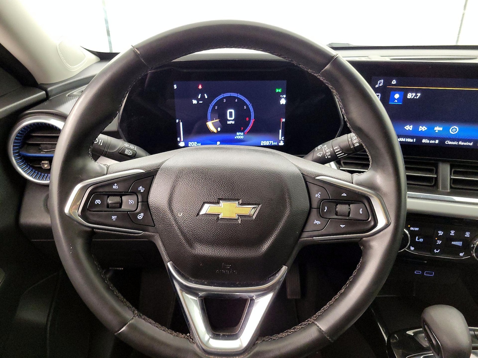 2025 Chevrolet Trax LT - Photo 11