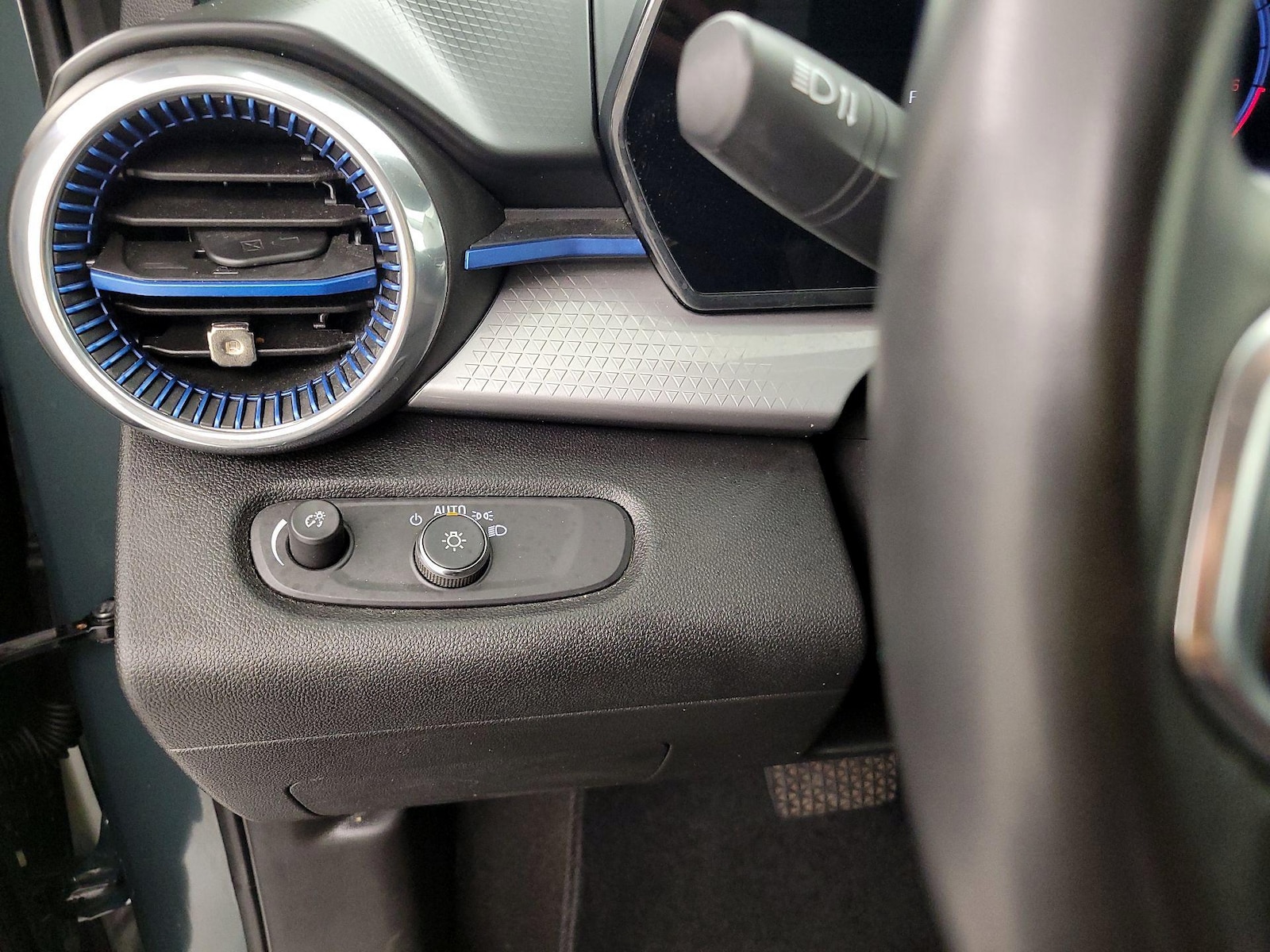 2025 Chevrolet Trax LT - Photo 14