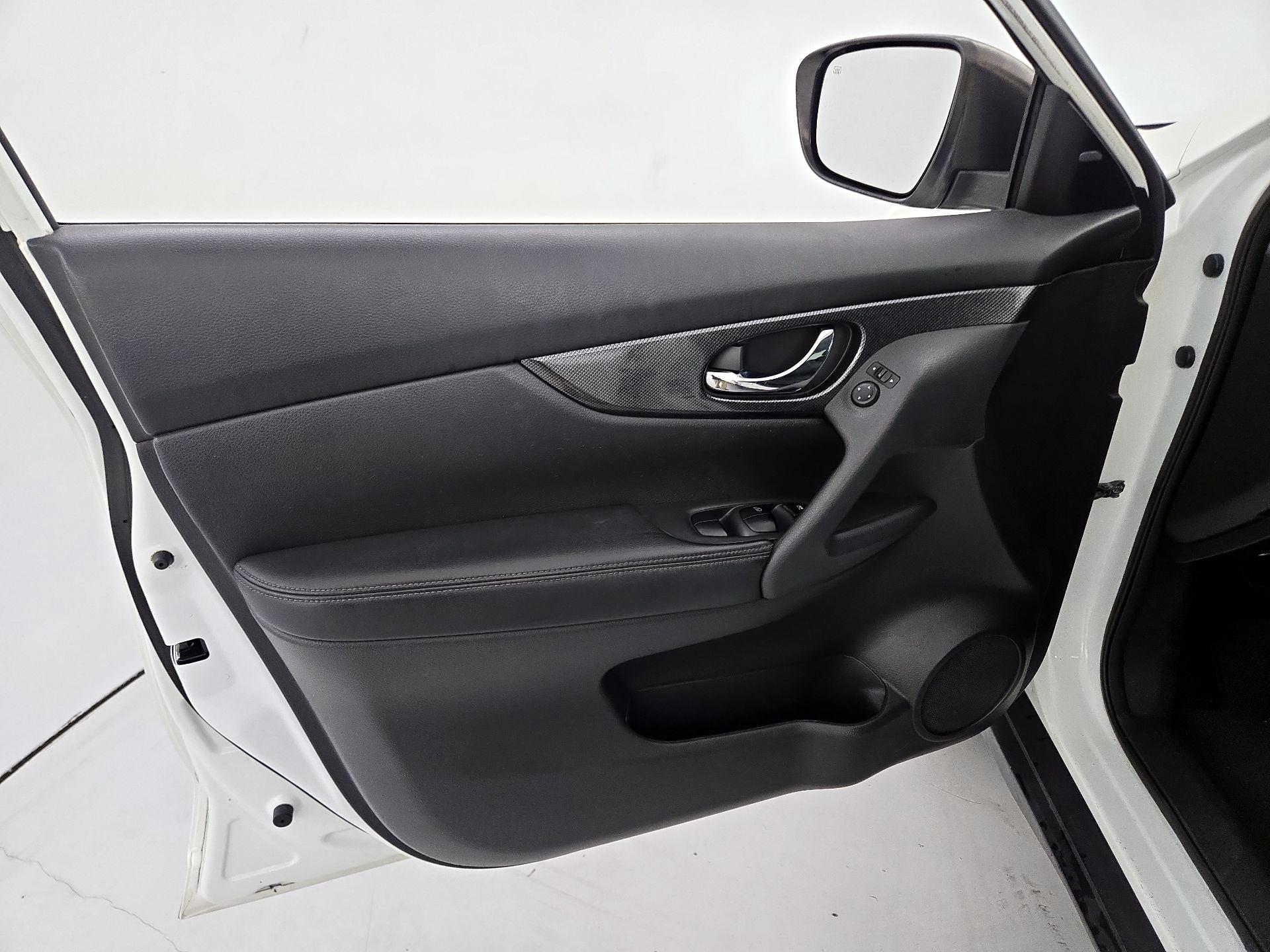 Thumbnail: 2016 Nissan Rogue - 12