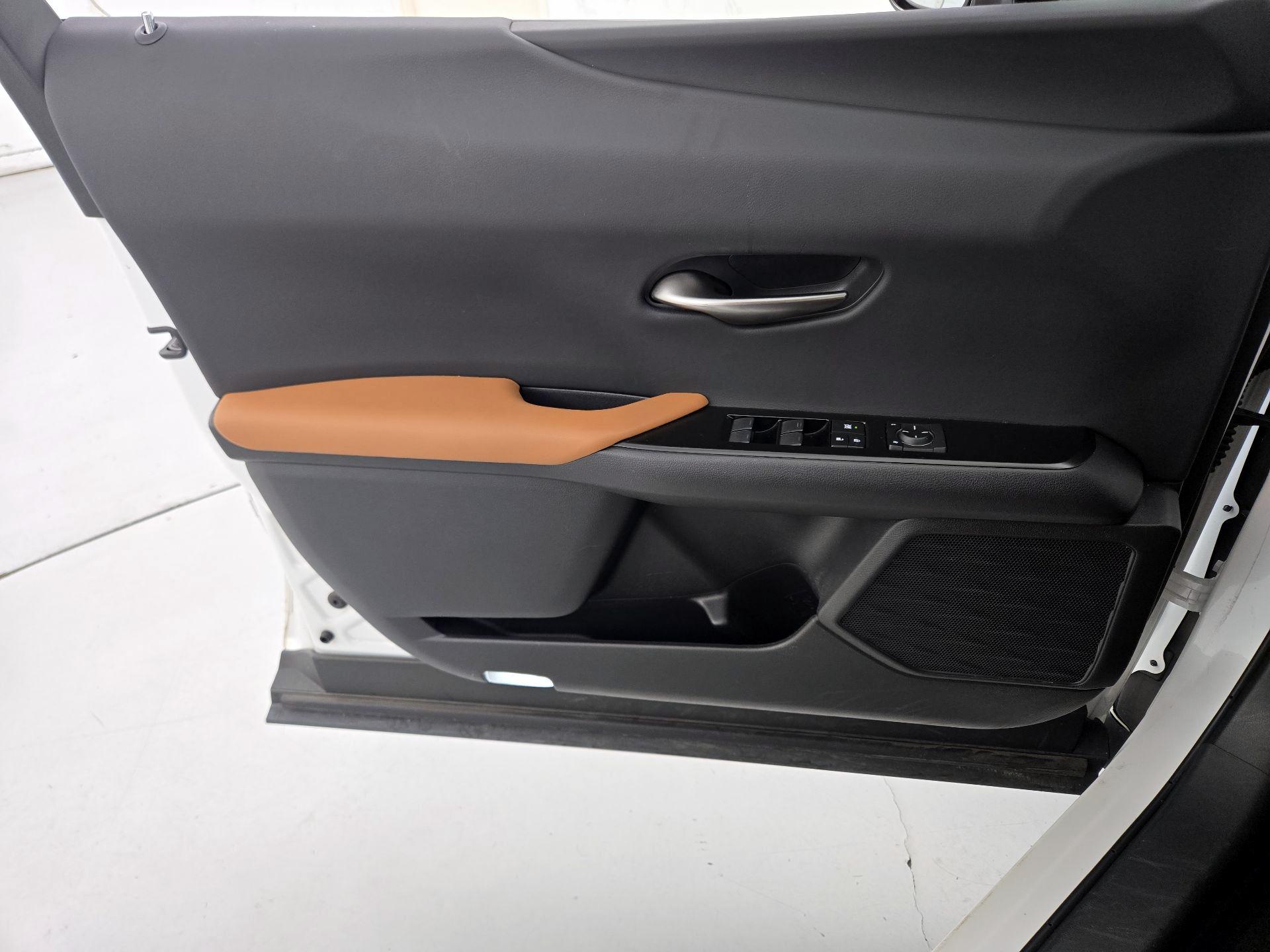 Thumbnail: 2020 Lexus UX - 12