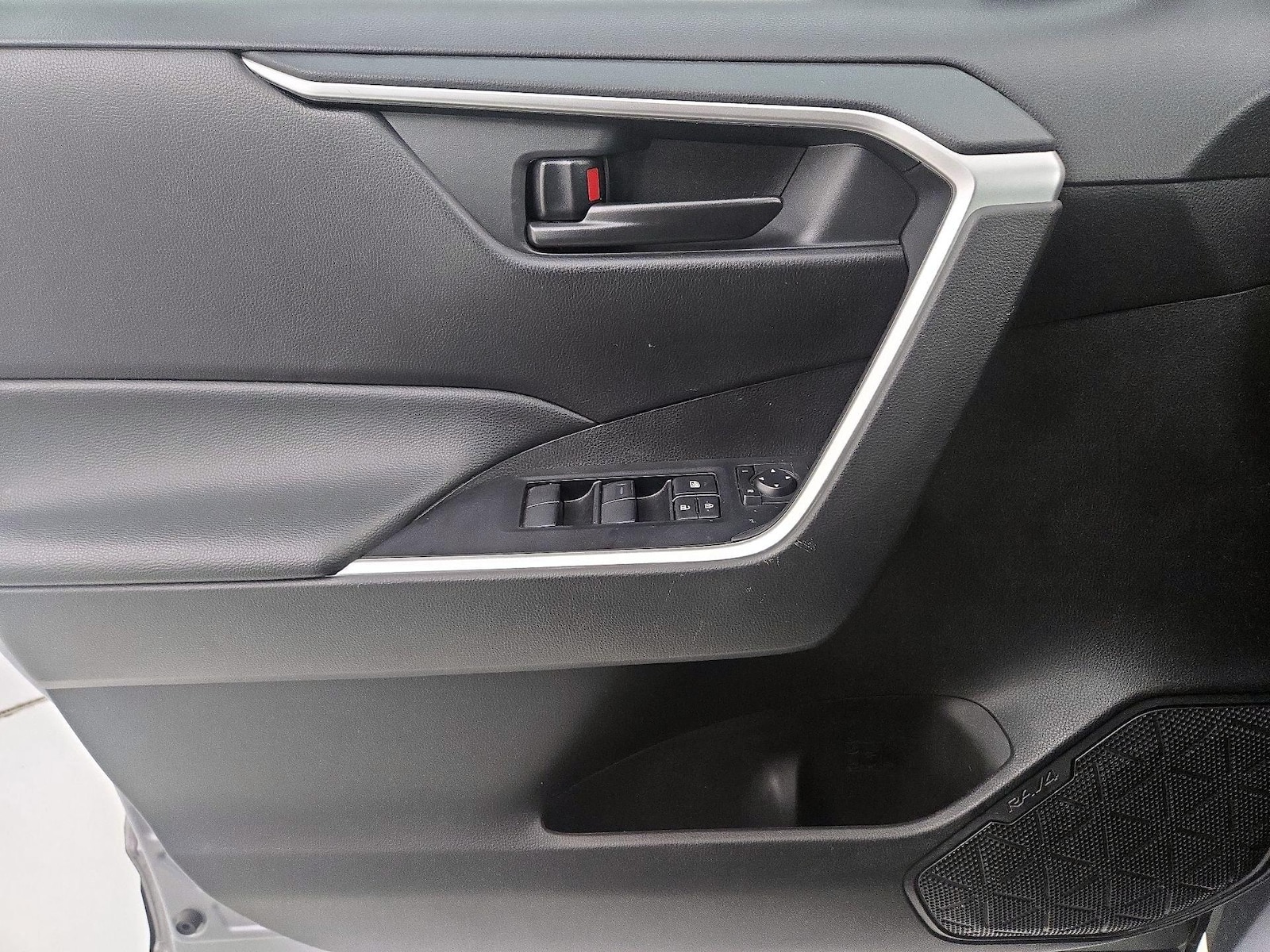 2025 Toyota RAV4 LE - Photo 13