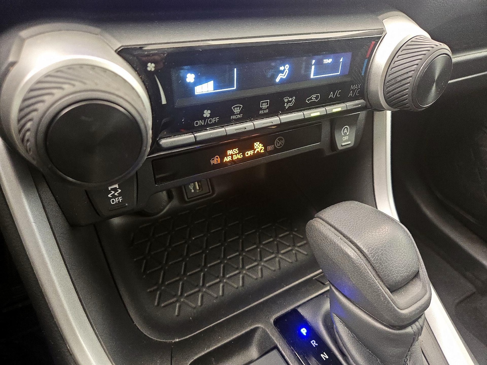 2025 Toyota RAV4 LE - Photo 17