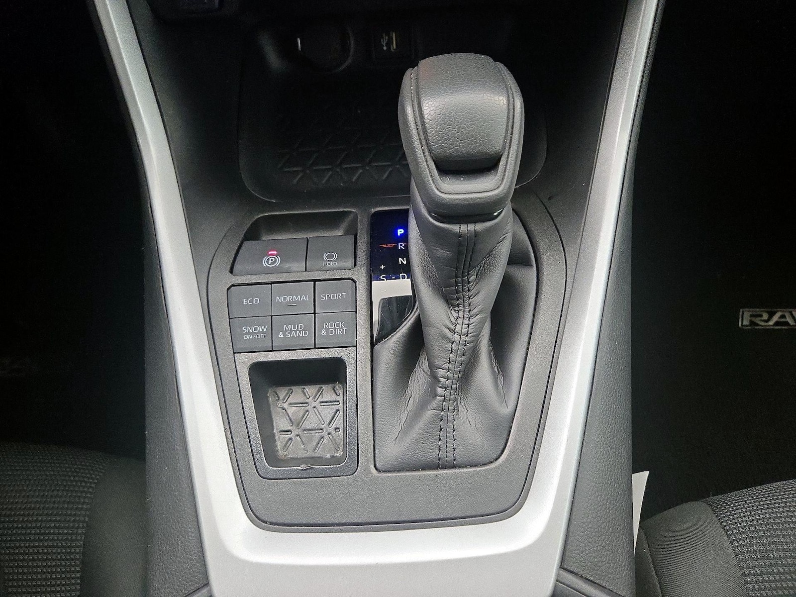 2025 Toyota RAV4 LE - Photo 18