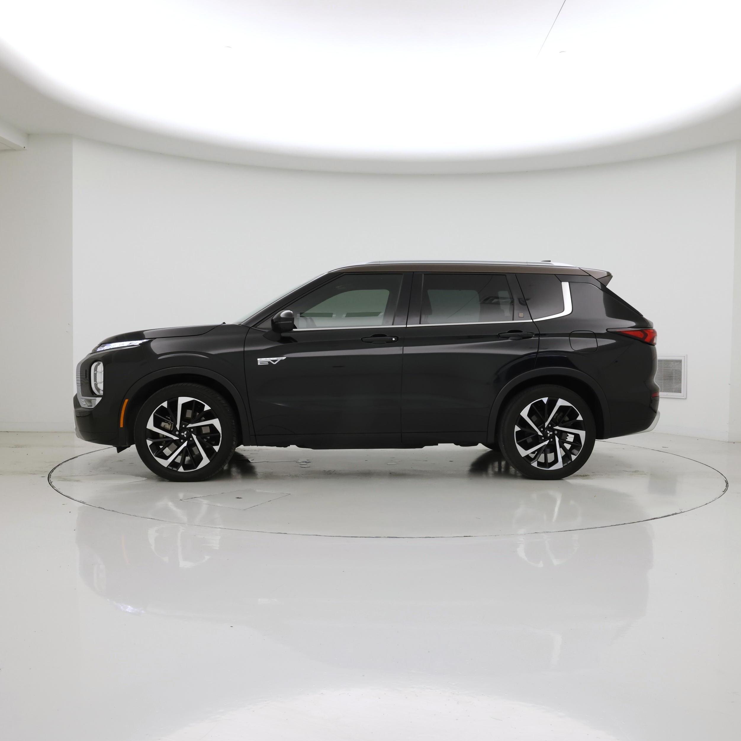 Thumbnail: 2023 Mitsubishi Outlander - 3