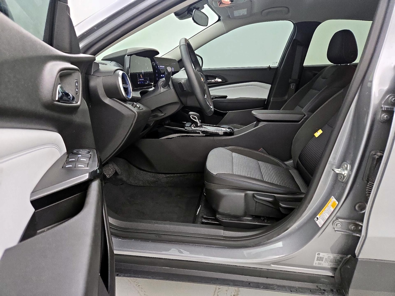2025 Chevrolet Trax LT - Photo 12