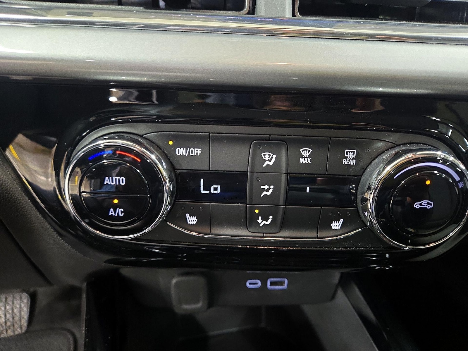 2025 Chevrolet Trax LT - Photo 17