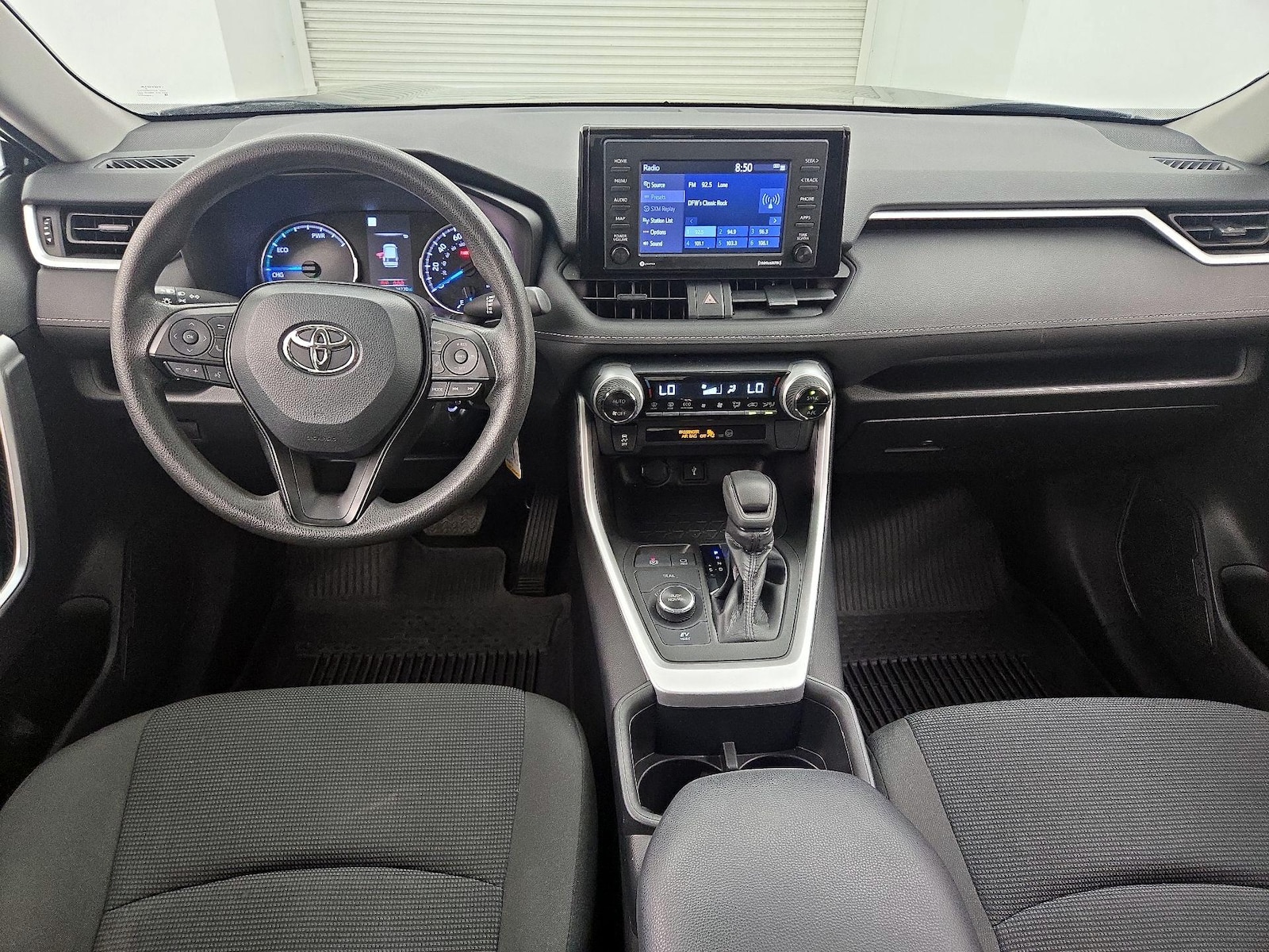 2022 Toyota RAV4 LE - Photo 10