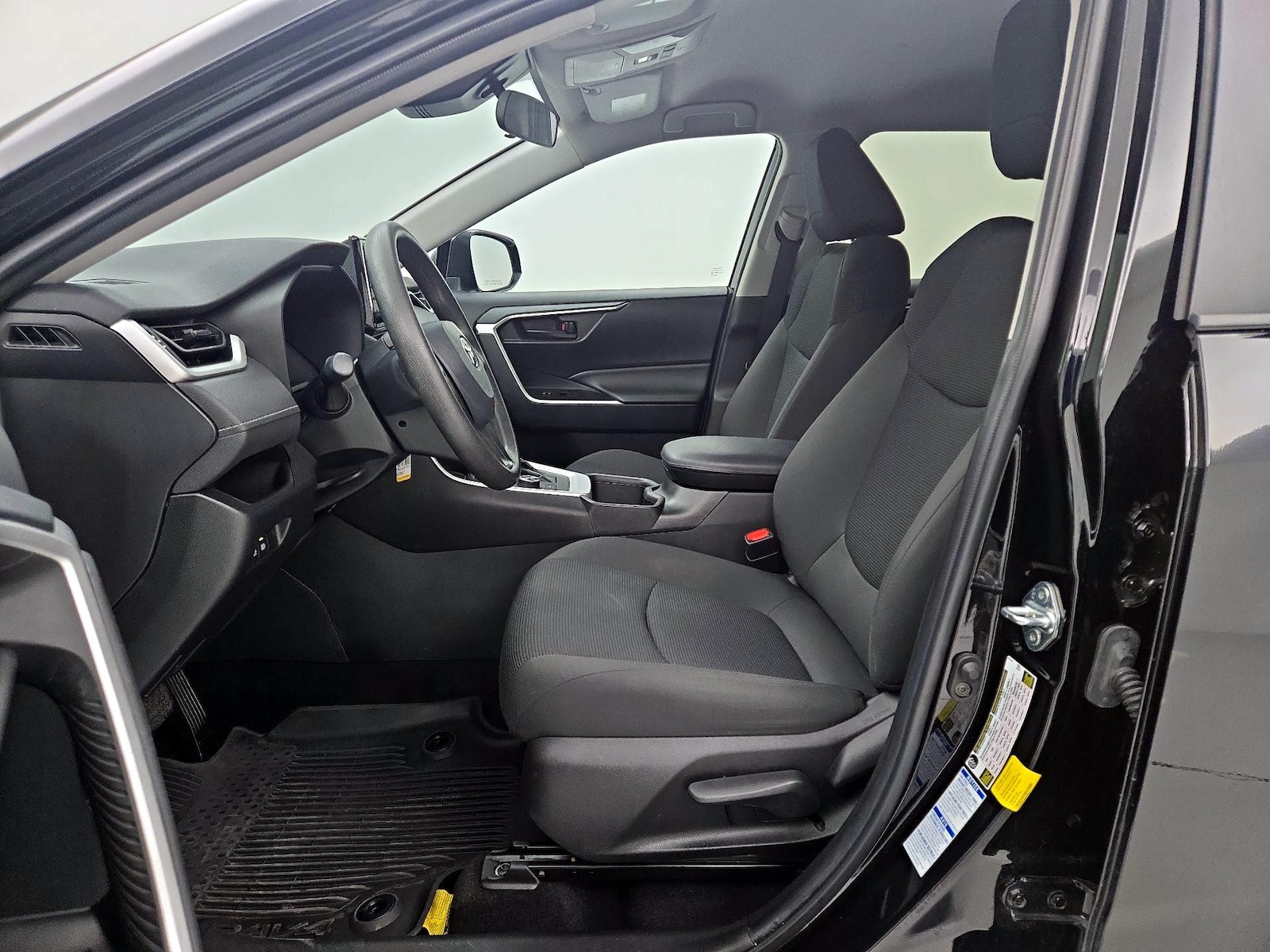 2022 Toyota RAV4 LE - Photo 12