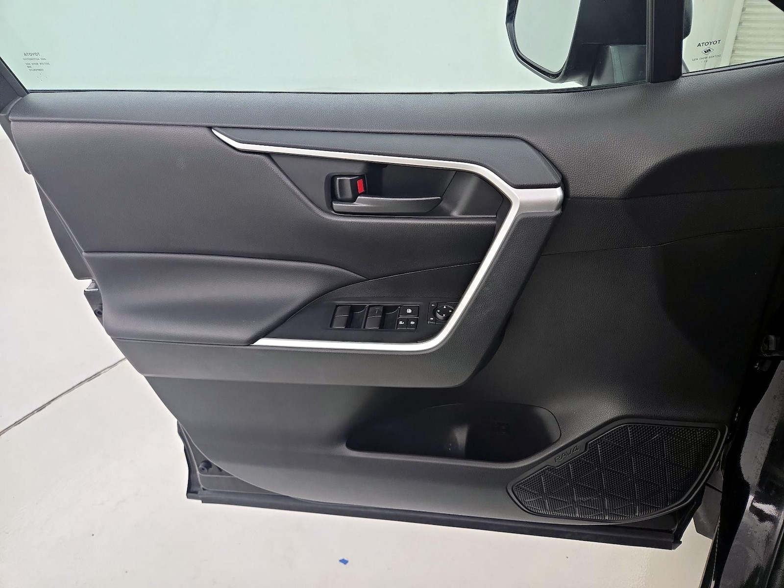 2022 Toyota RAV4 LE - Photo 13