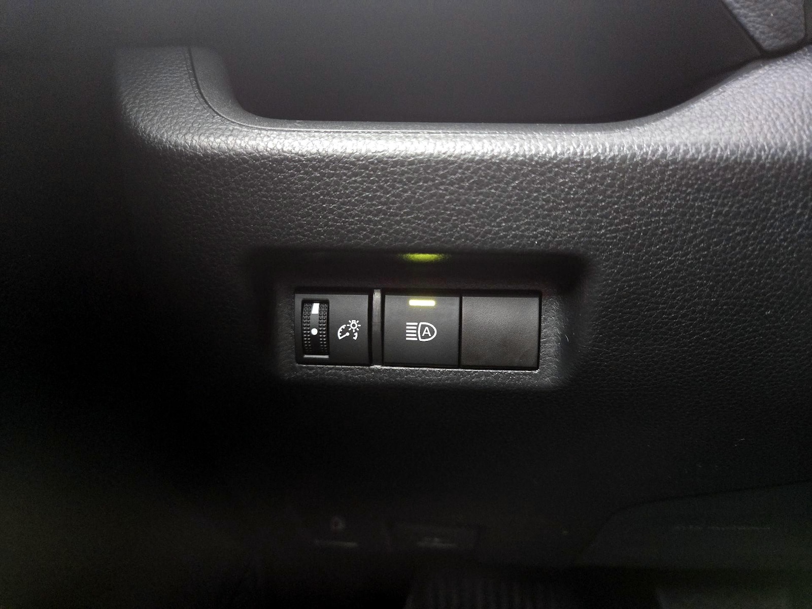 2022 Toyota RAV4 LE - Photo 14