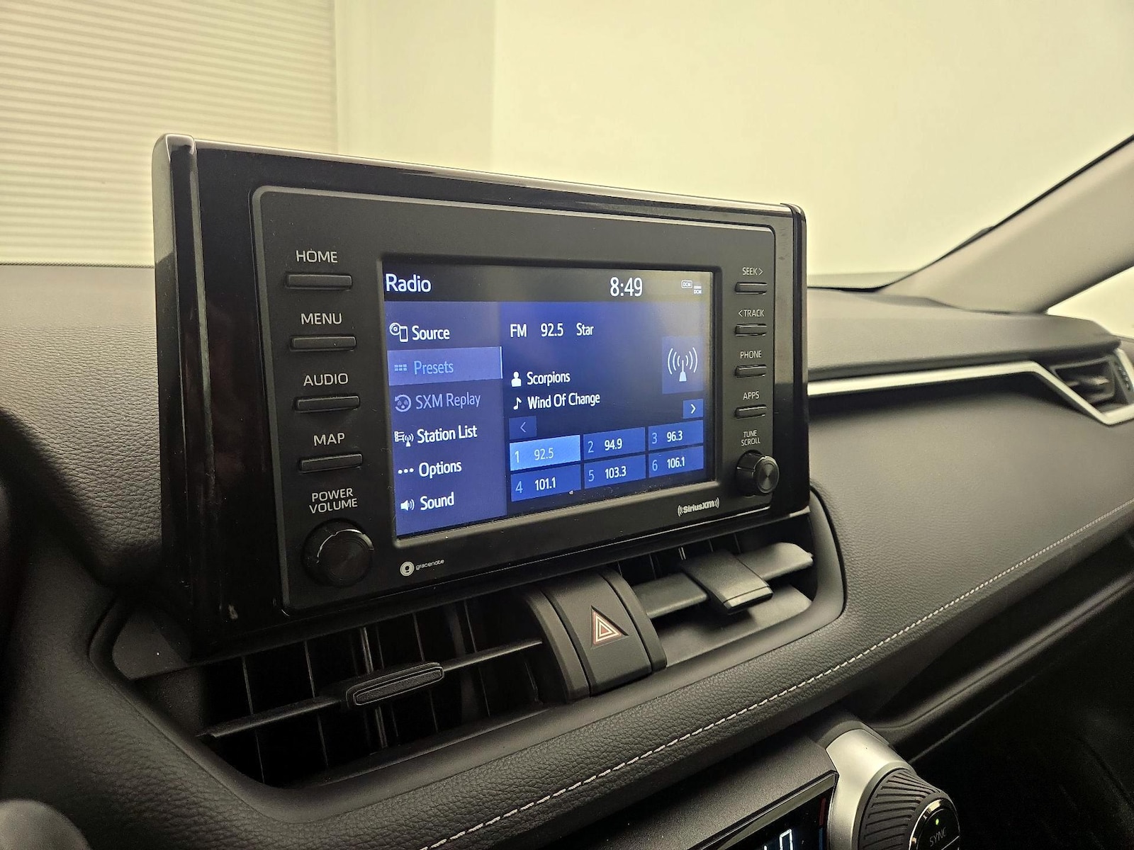 2022 Toyota RAV4 LE - Photo 15