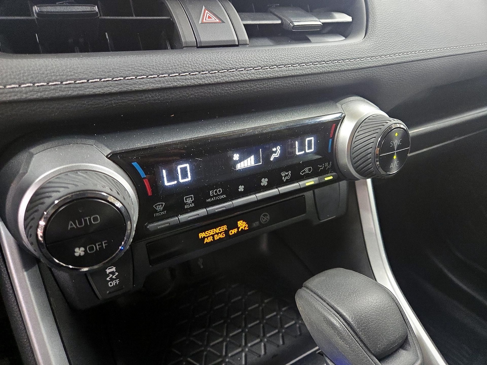 2022 Toyota RAV4 LE - Photo 16