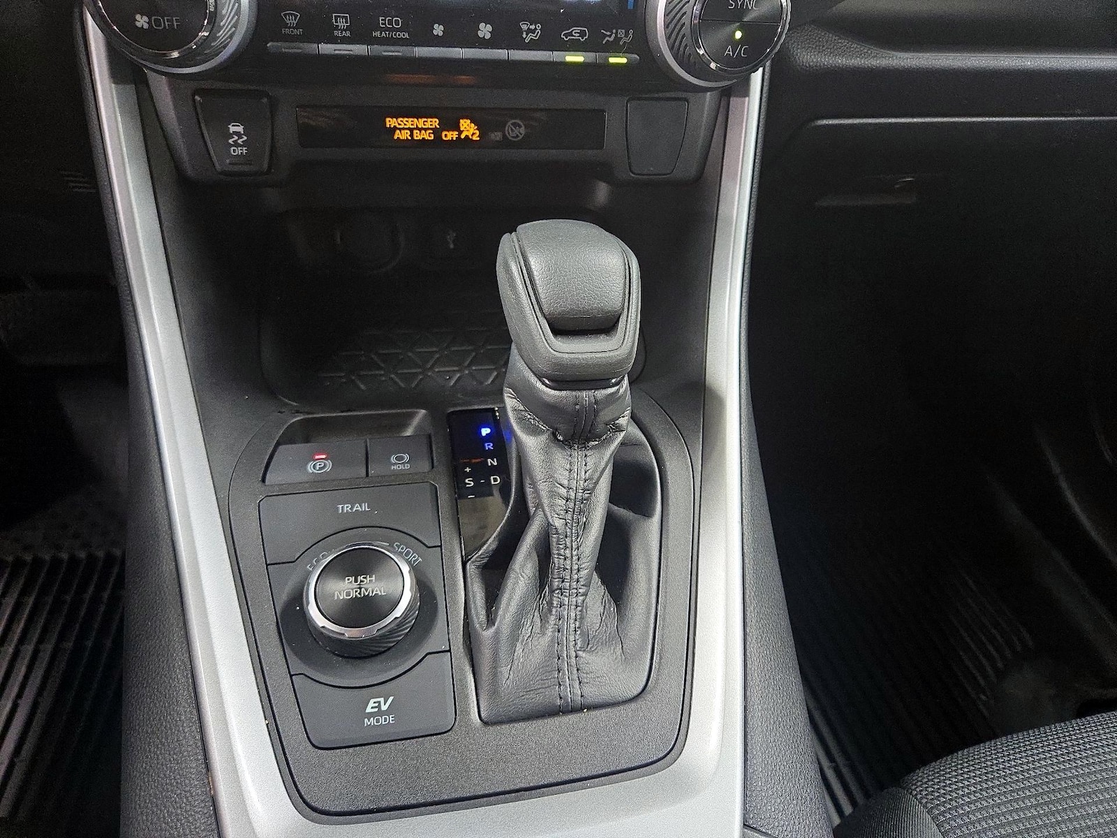 2022 Toyota RAV4 LE - Photo 17