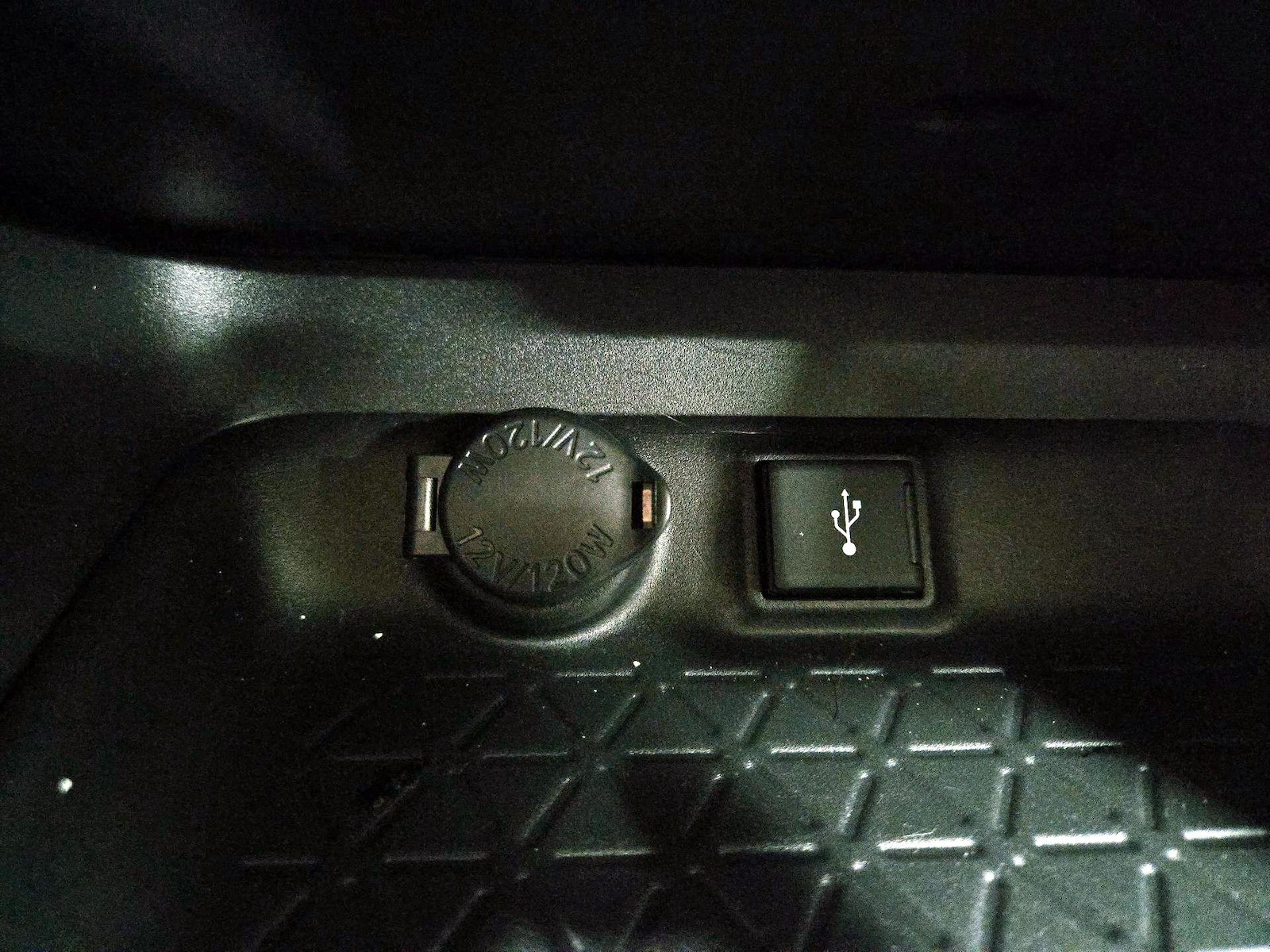 2022 Toyota RAV4 LE - Photo 18