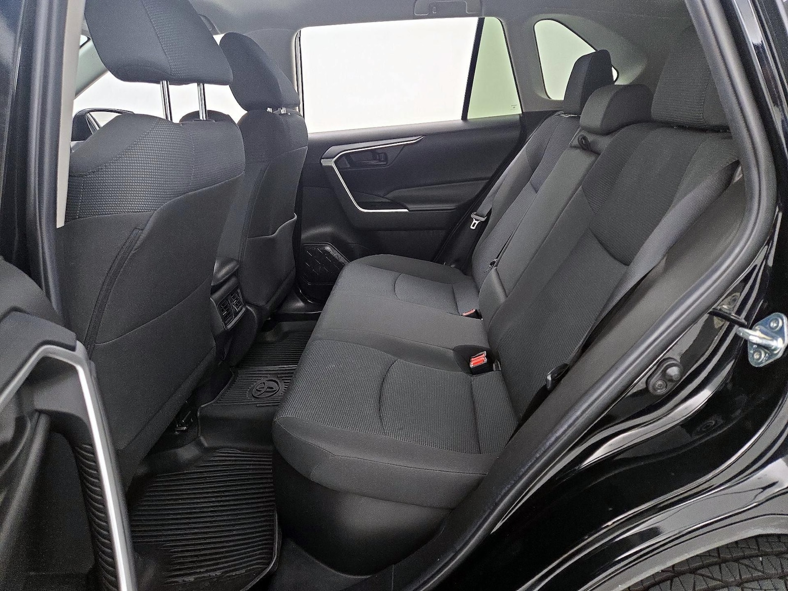 2022 Toyota RAV4 LE - Photo 19