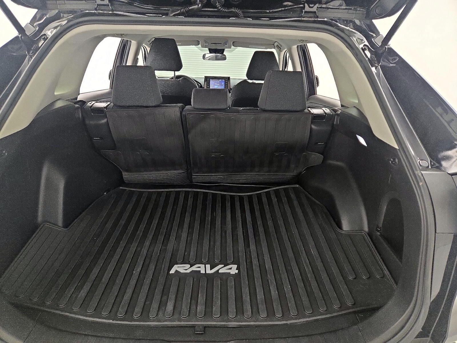2022 Toyota RAV4 LE - Photo 20