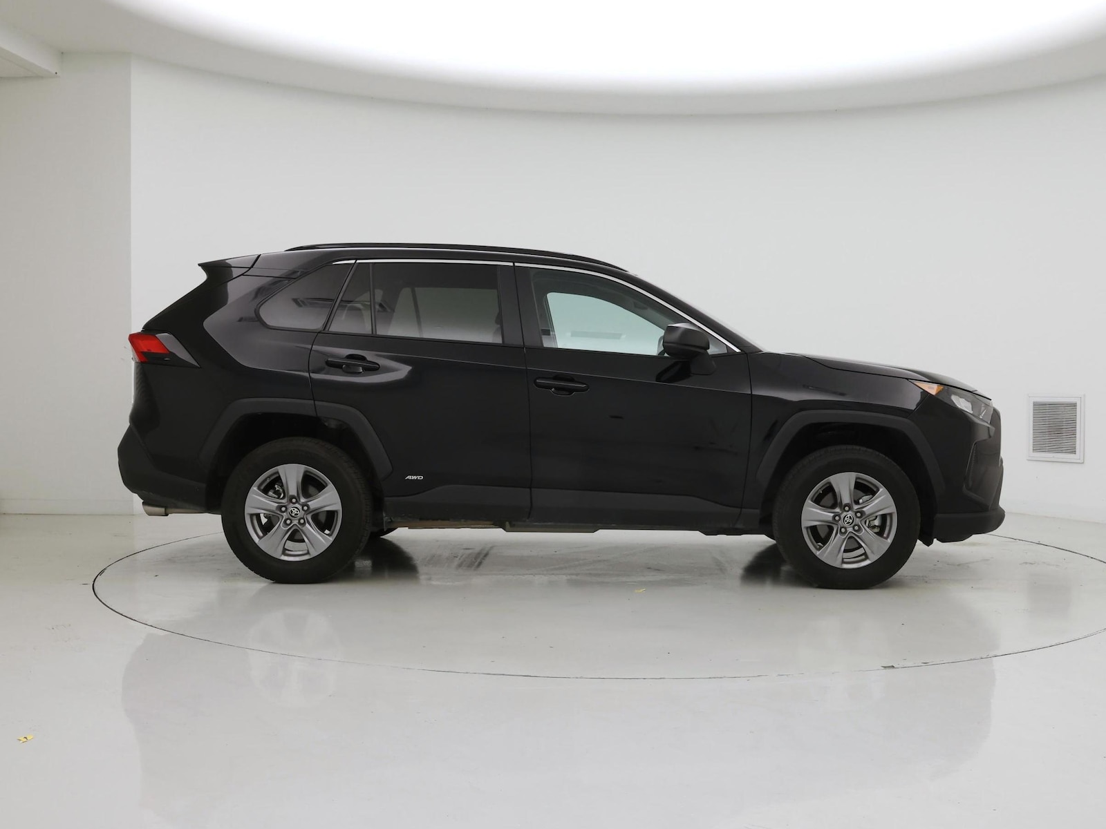 2022 Toyota RAV4 LE - Photo 8