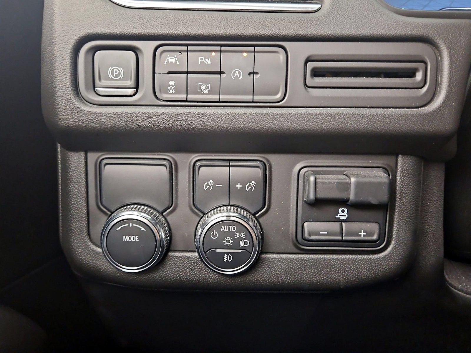 2024 GMC Yukon SLT - Photo 14