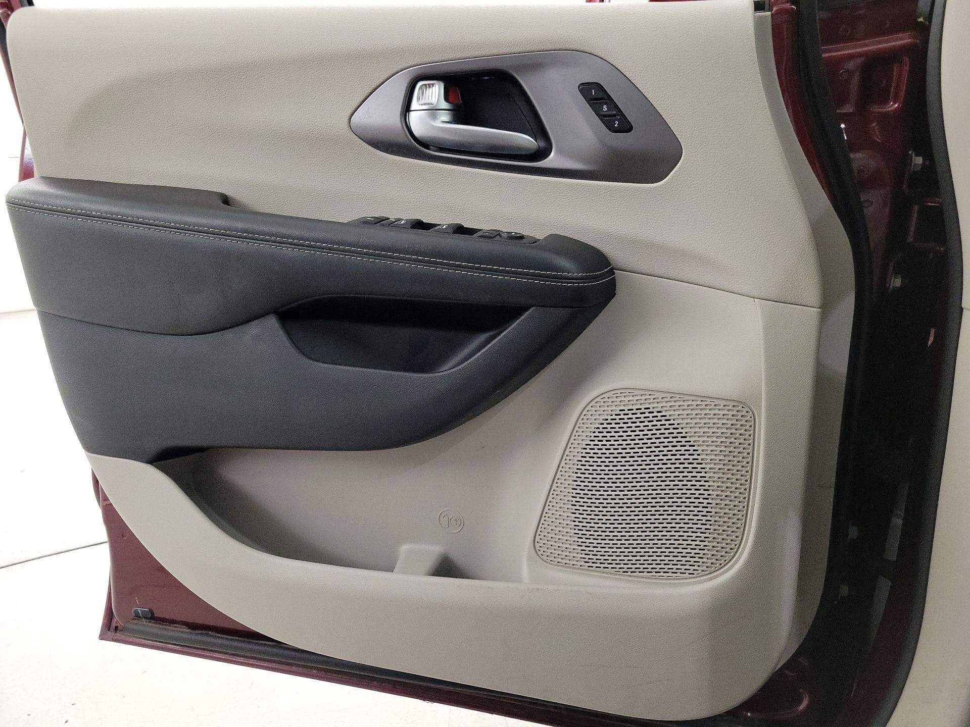 Thumbnail: 2020 Chrysler Pacifica - 12