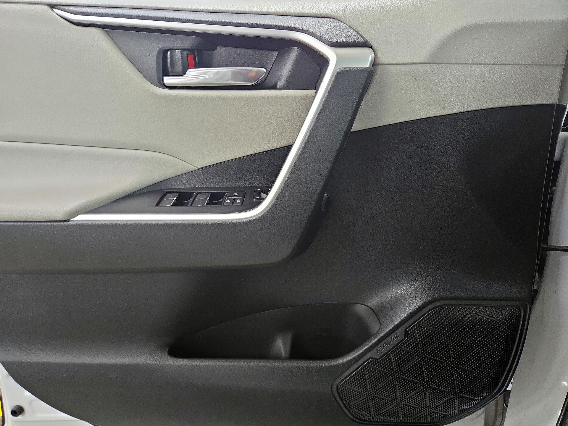 Thumbnail: 2022 Toyota RAV4 - 12