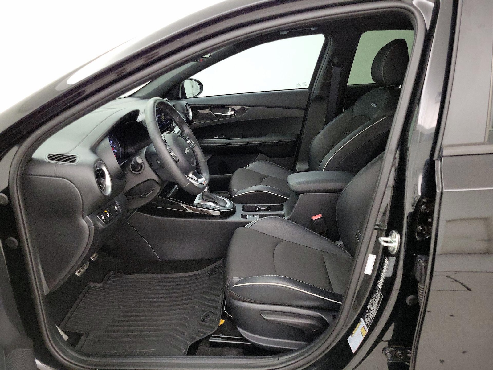 2024 Kia Forte GT-Line - Photo 12
