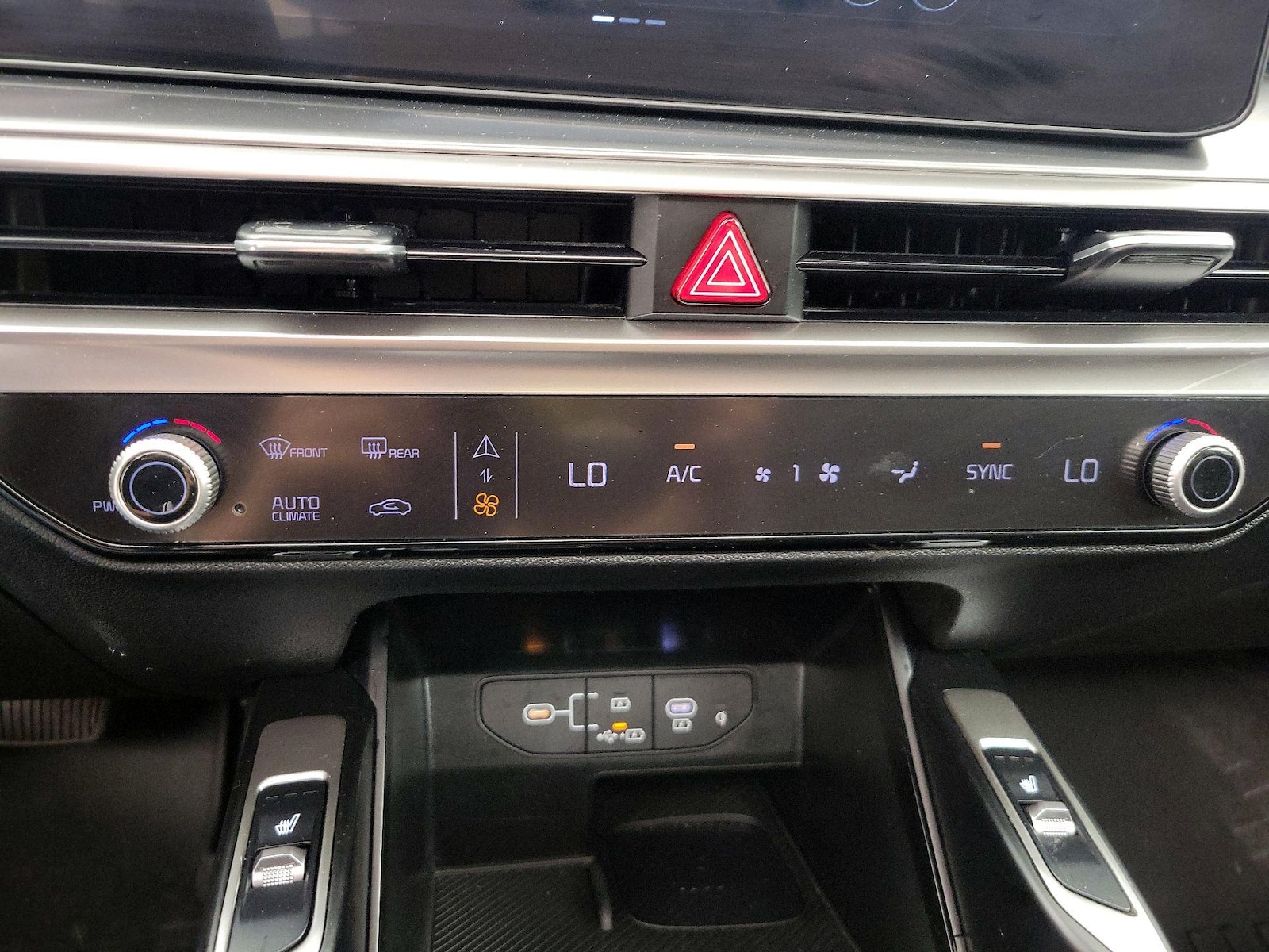 2024 Kia Sorento S - Photo 18