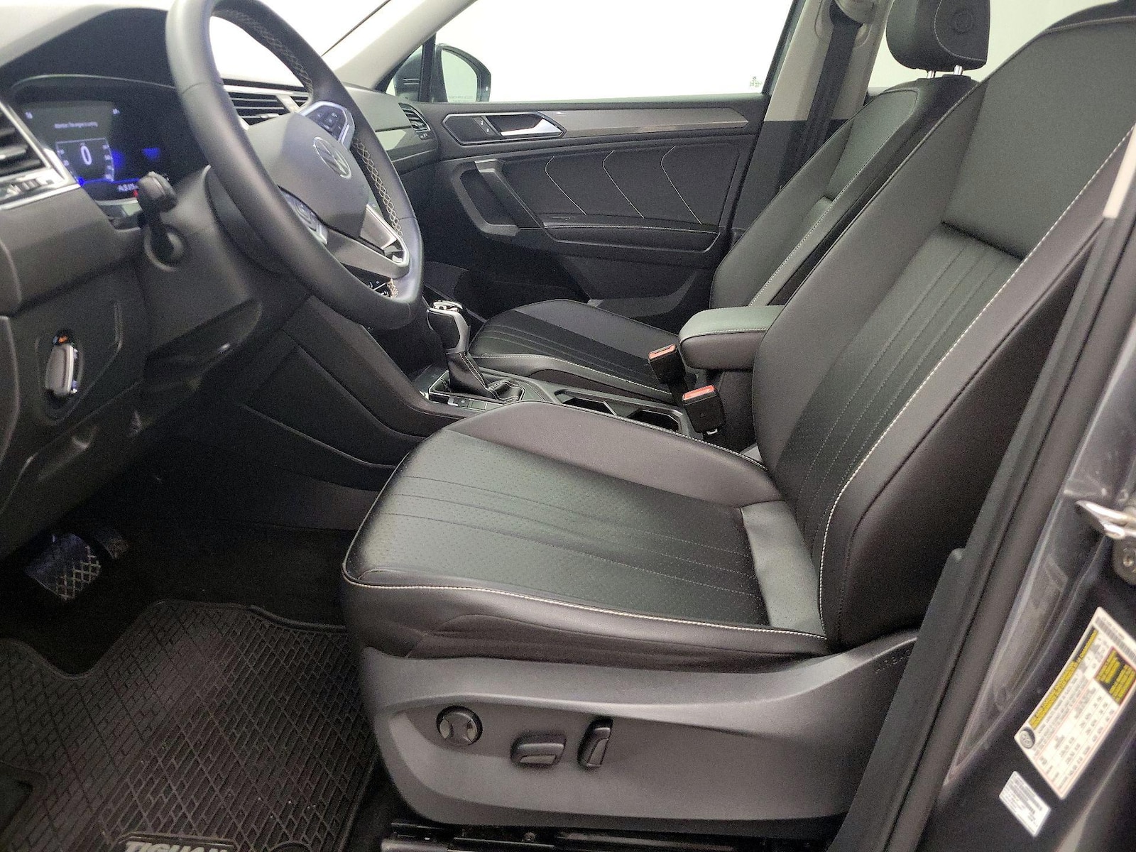 2022 Volkswagen Tiguan SE - Photo 12