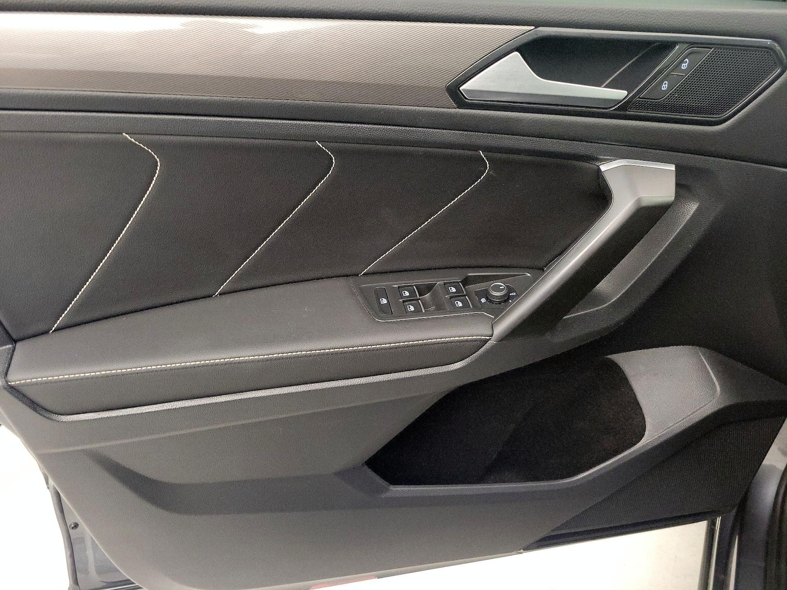 2022 Volkswagen Tiguan SE - Photo 13
