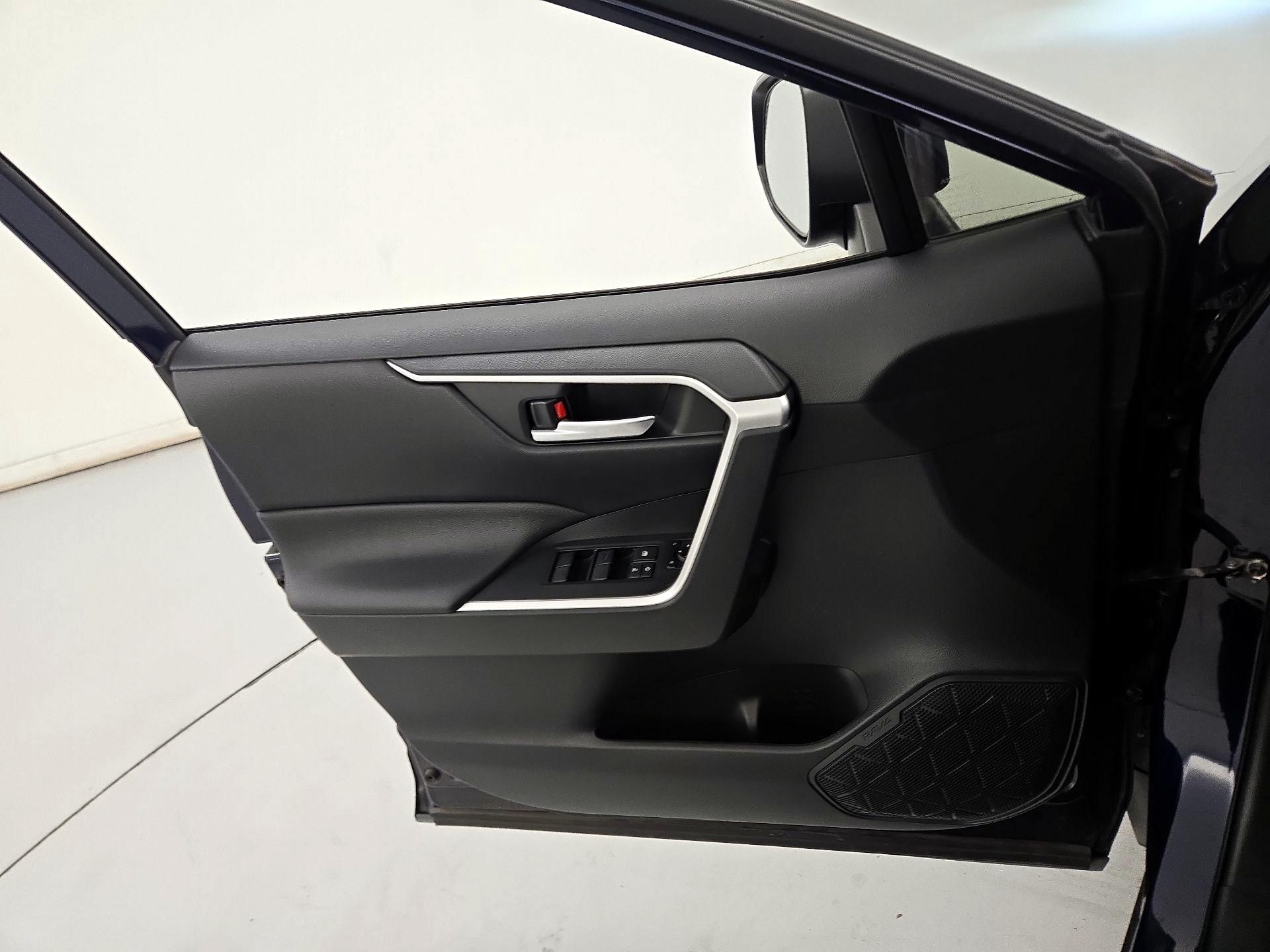 Thumbnail: 2020 Toyota RAV4 - 12
