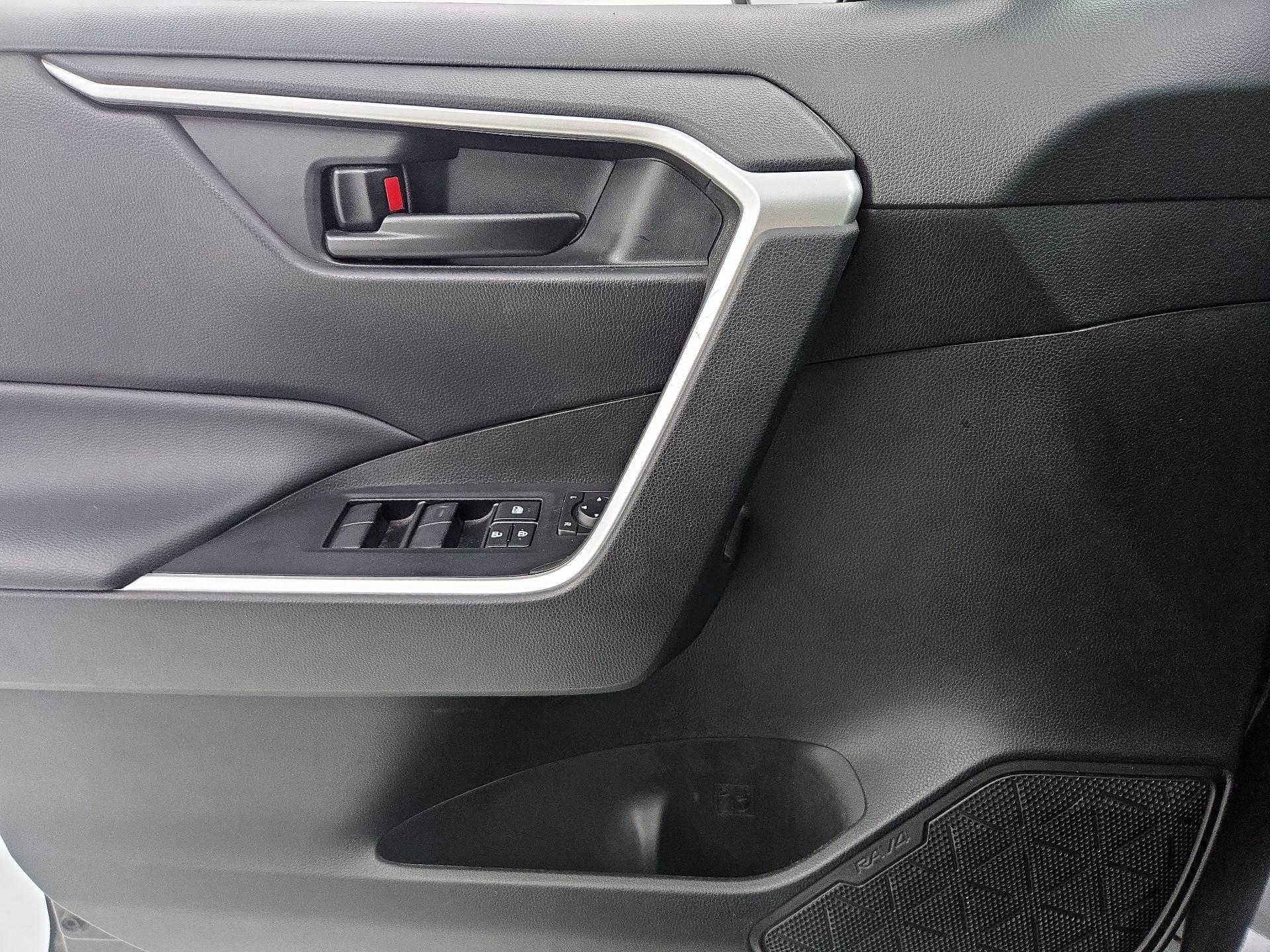 Thumbnail: 2022 Toyota RAV4 - 10
