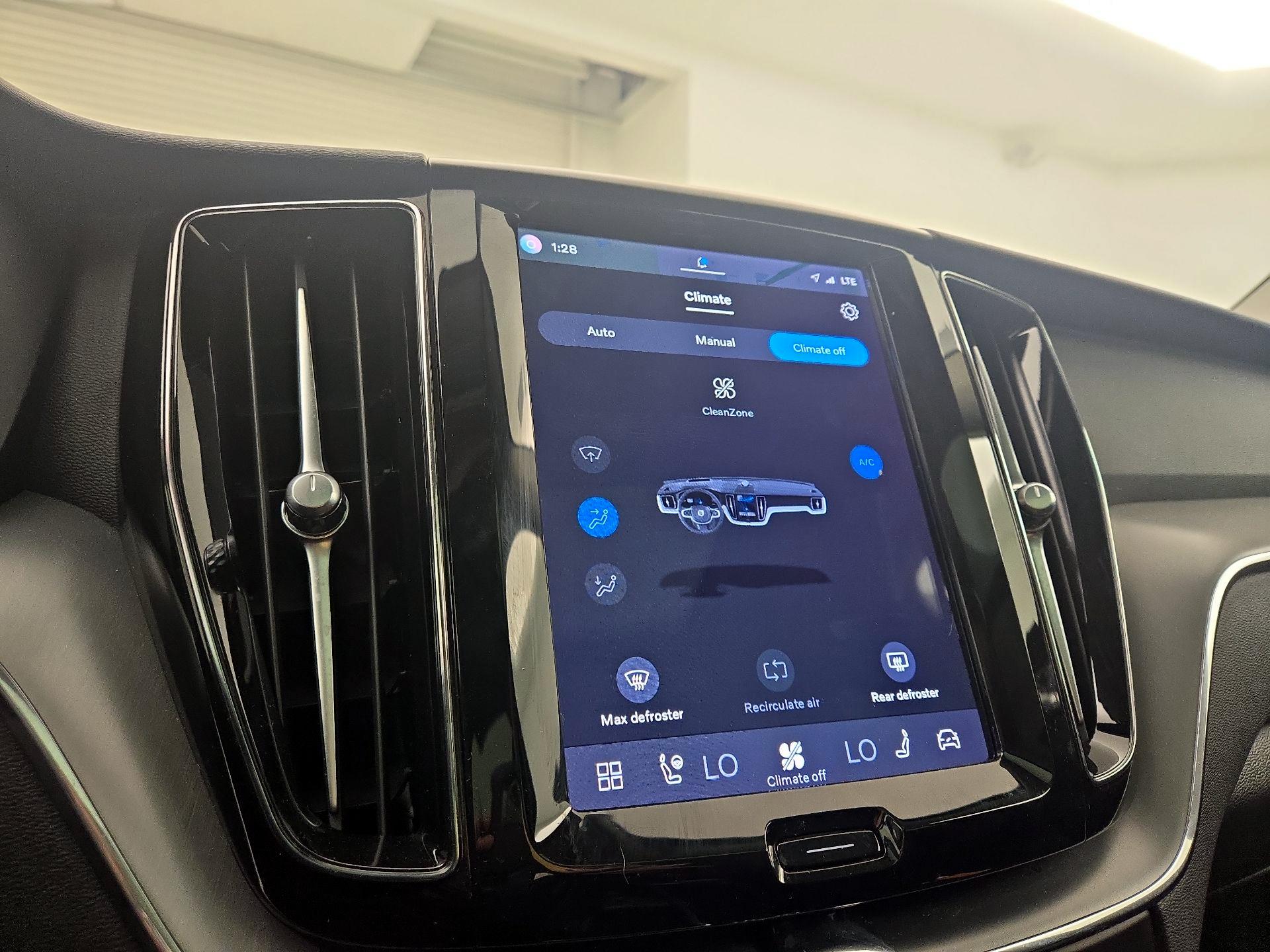 Thumbnail: 2023 Volvo XC60 - 17