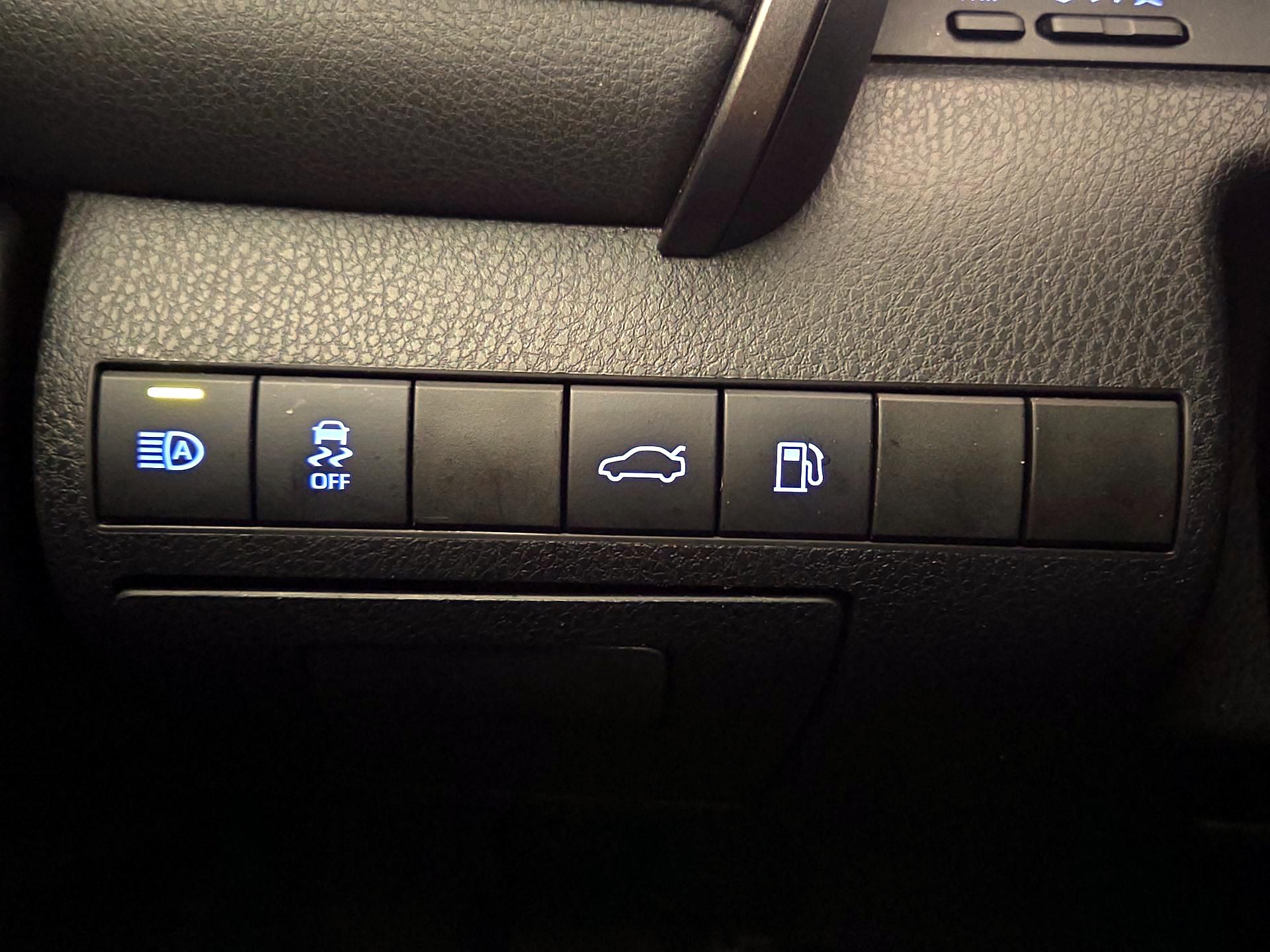 Thumbnail: 2018 Toyota Camry - 13
