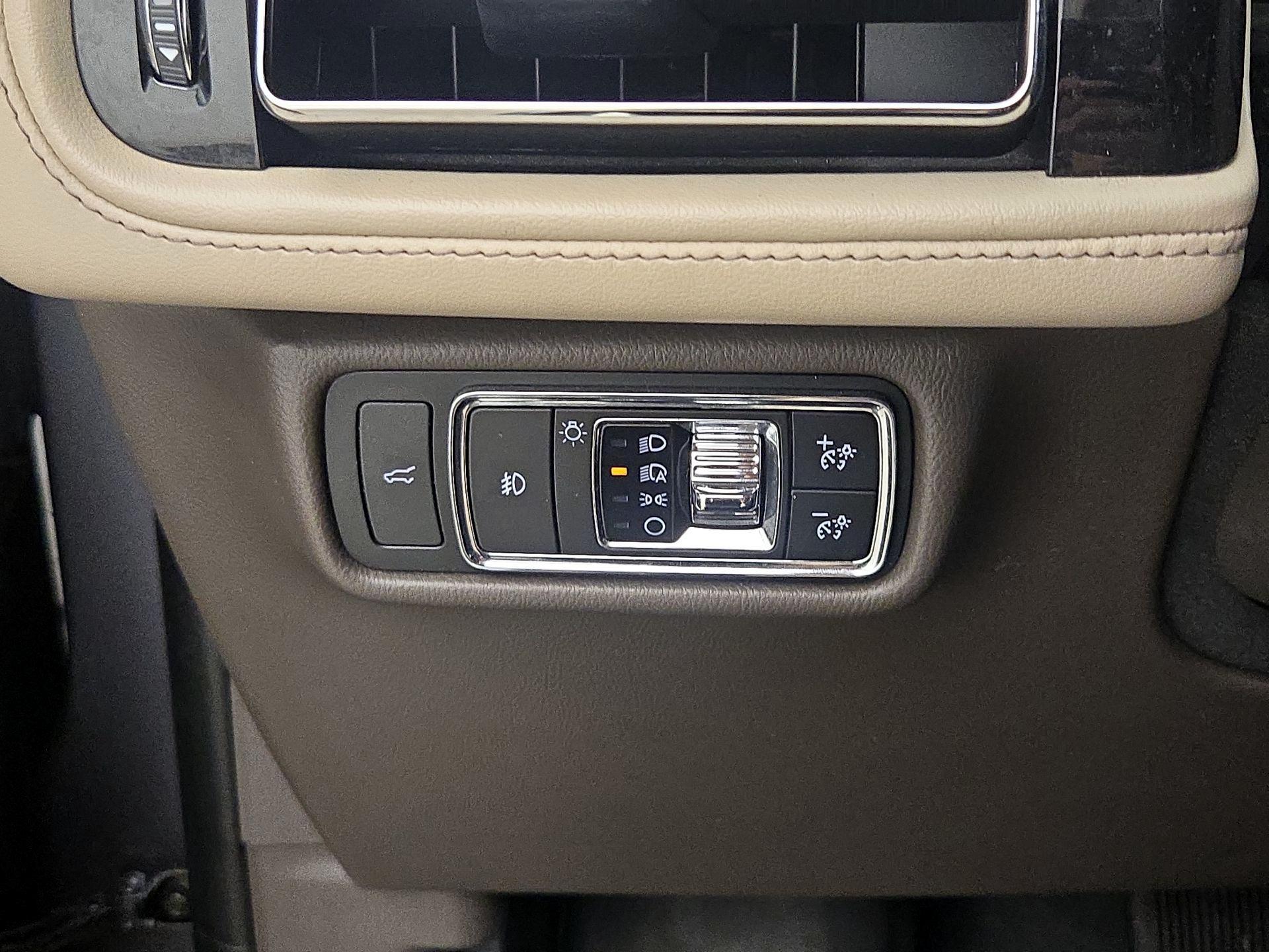 Thumbnail: 2021 Lincoln Aviator - 13