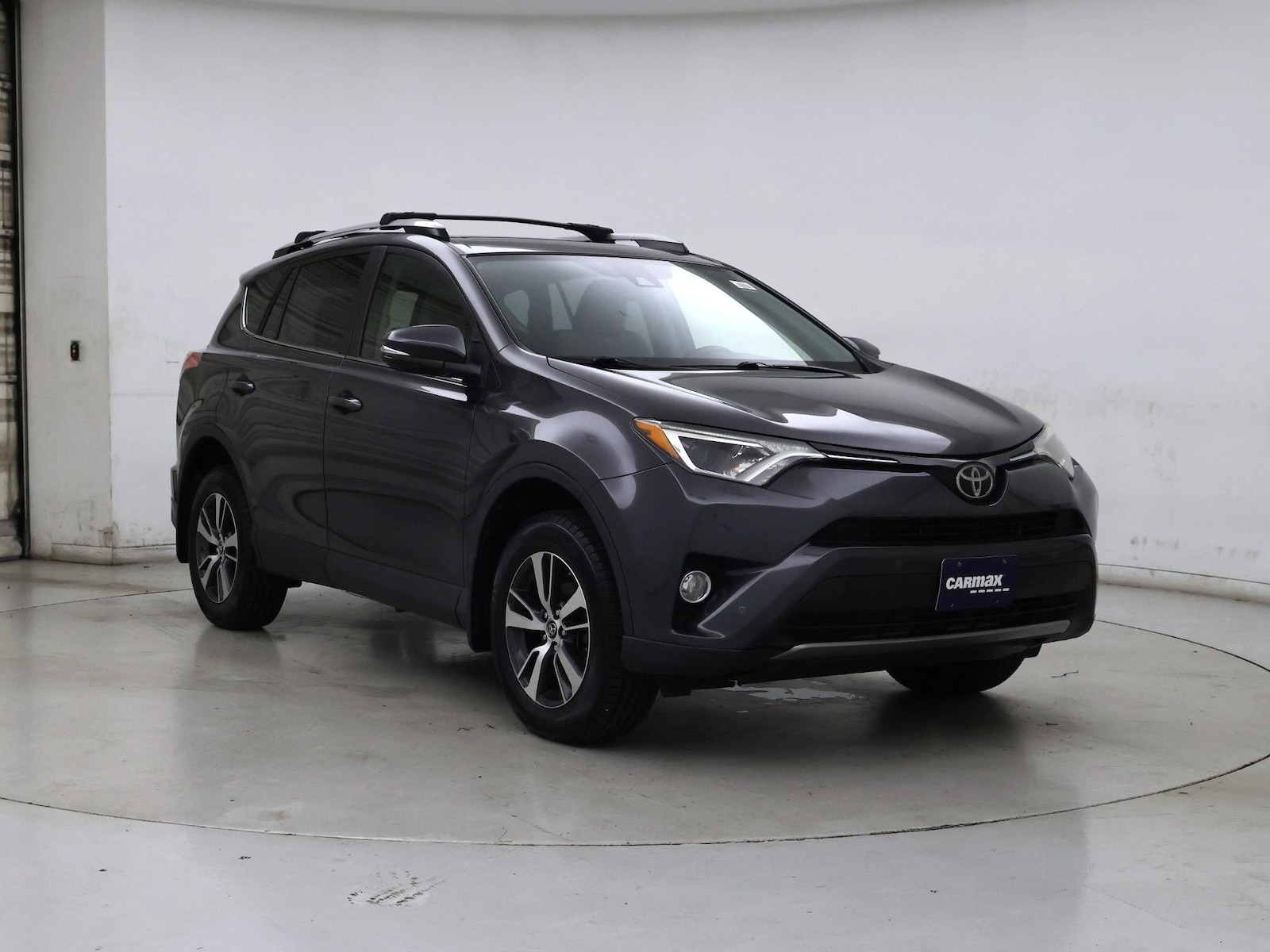 2017 Toyota RAV4 XLE - Photo 2