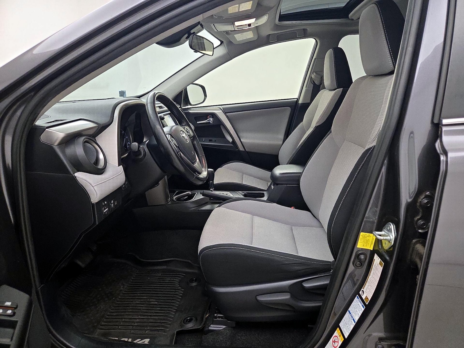 2017 Toyota RAV4 XLE - Photo 12