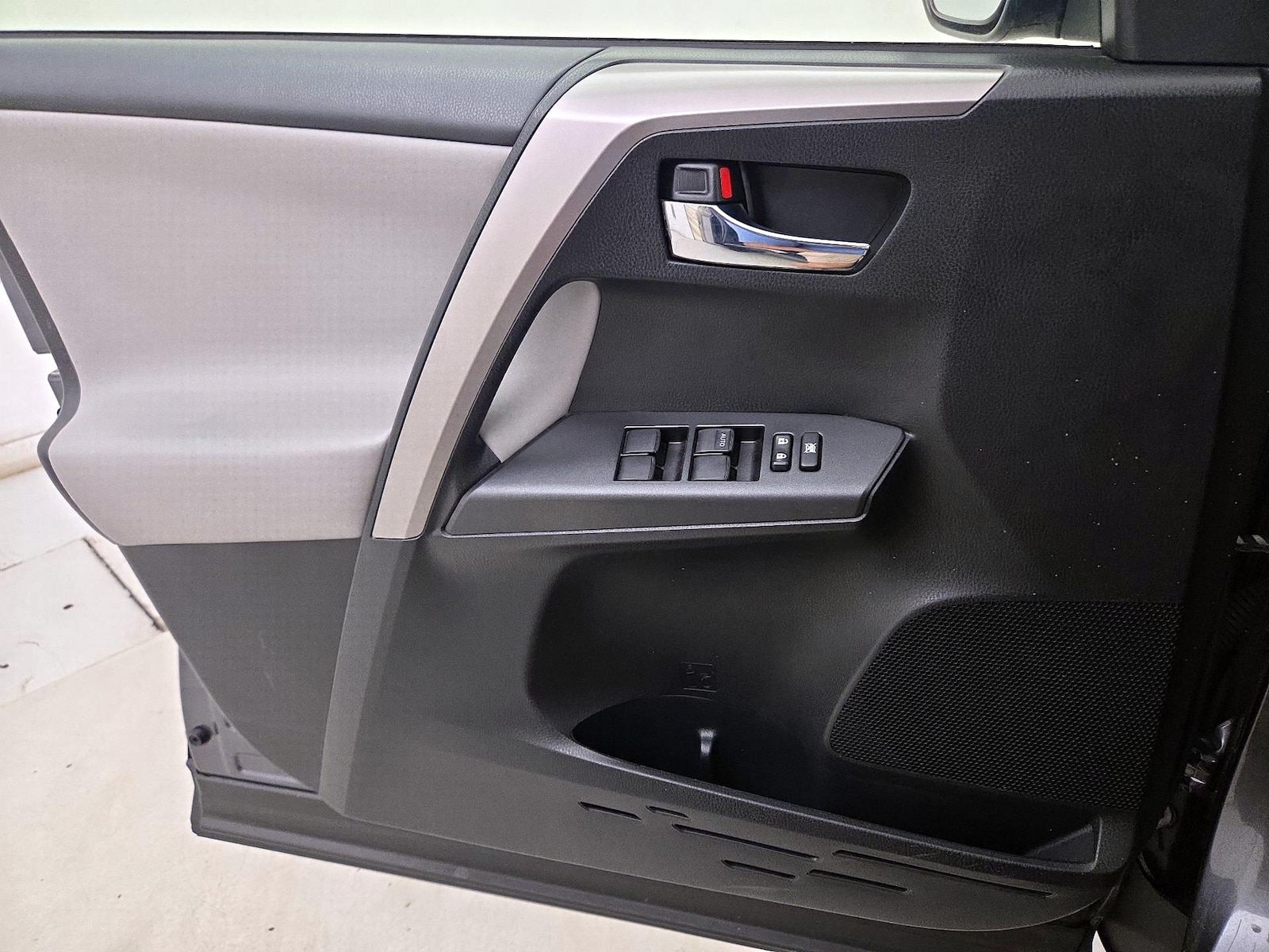 2017 Toyota RAV4 XLE - Photo 13