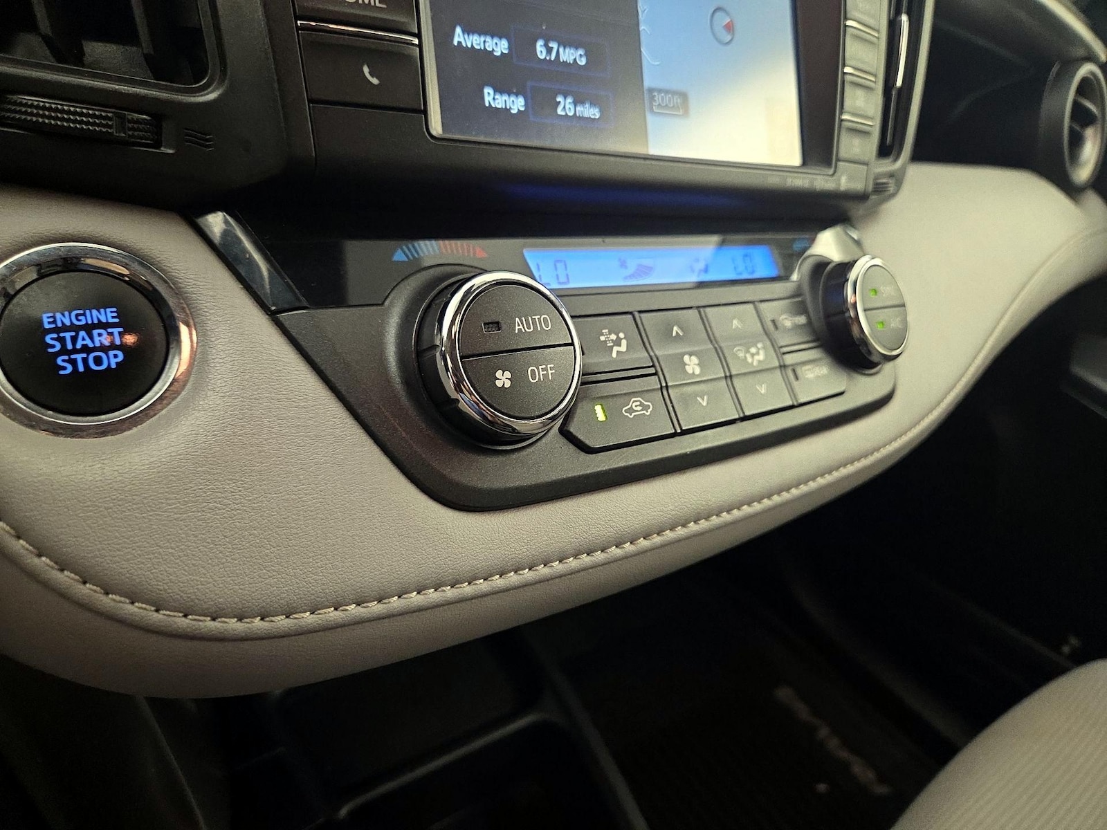 2017 Toyota RAV4 XLE - Photo 18