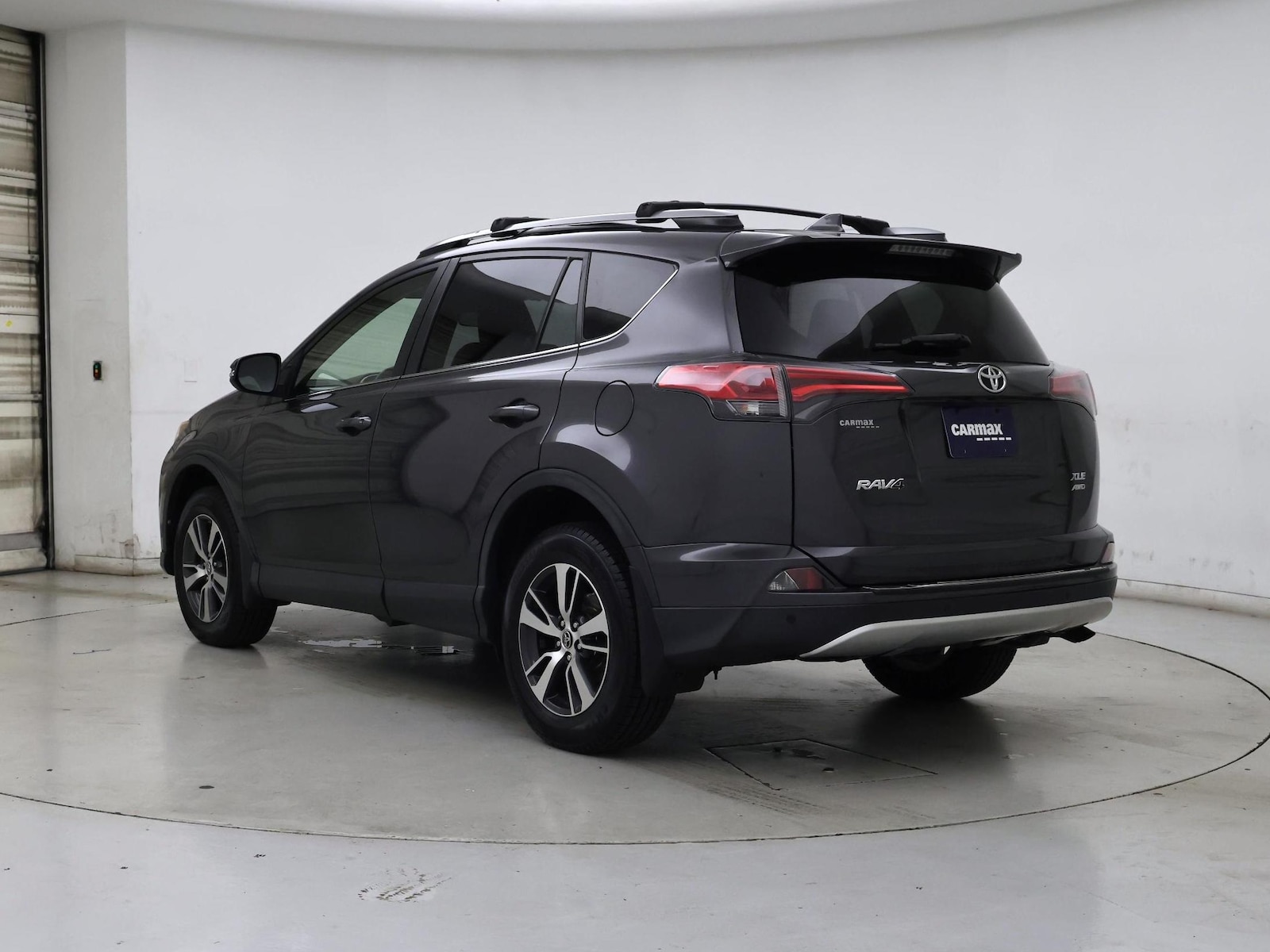 2017 Toyota RAV4 XLE - Photo 3